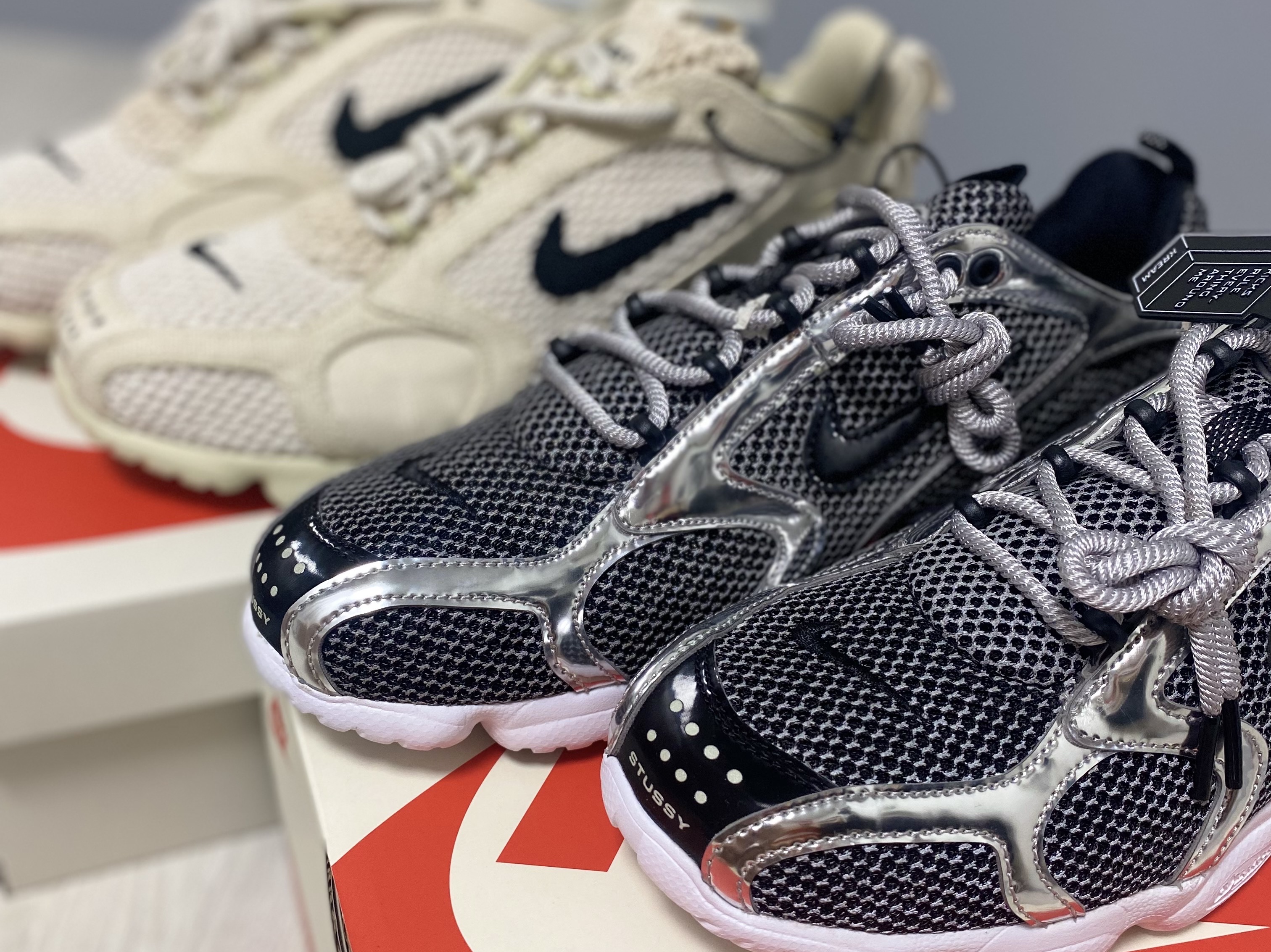 Nike x Stussy Air Zoom Spiridon Cage 2 Fossil, Nike x Stussy Air Zoom Spiridon Cage 2 Pure Platinum 착용 스타일 - 1