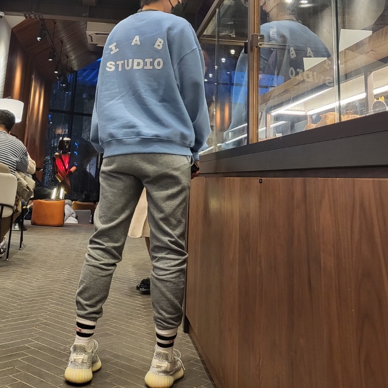 Adidas Yeezy Boost 350 V2 Static - Non-Reflective 2018, IAB Studio Crewneck Sky Blue 착용 스타일