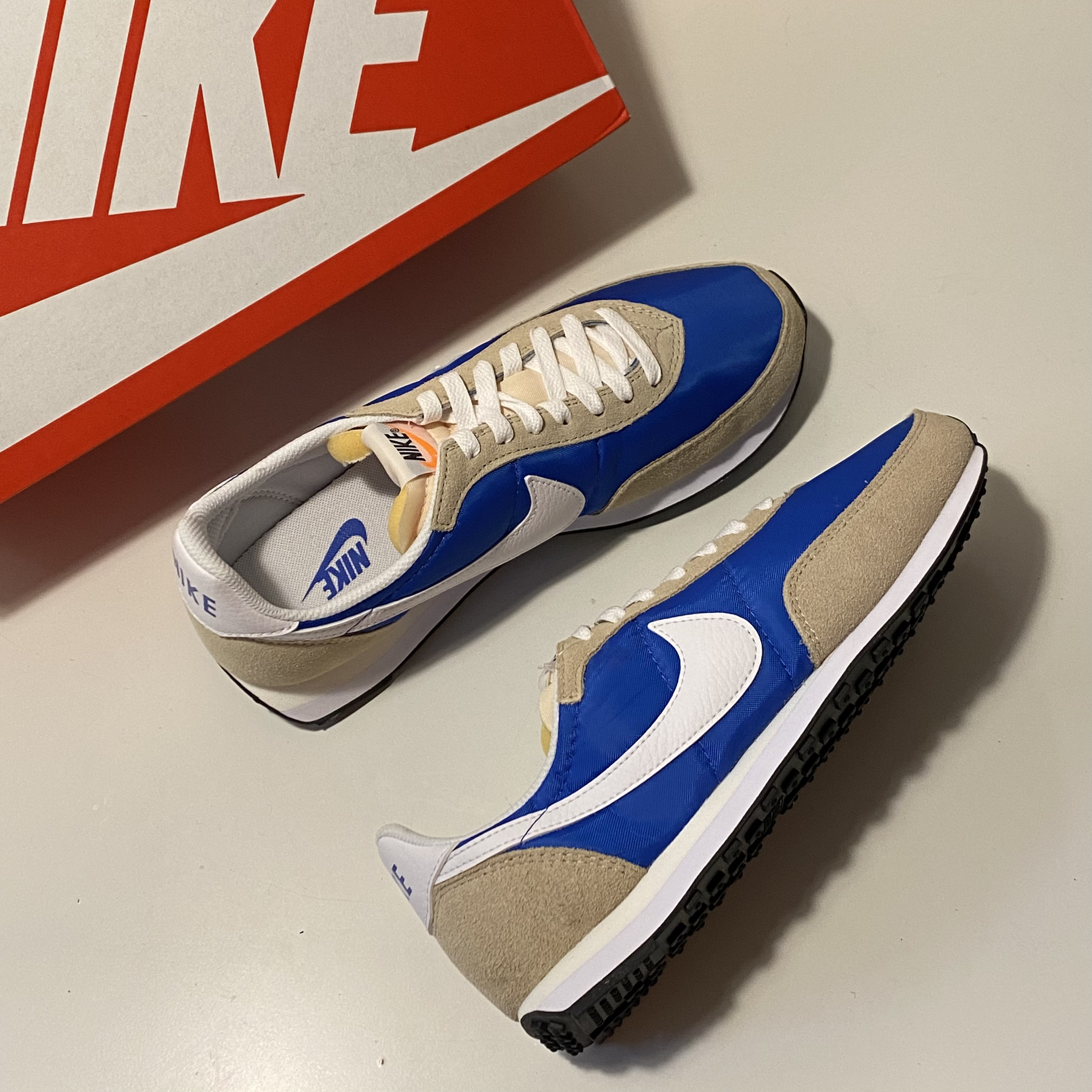 Nike Waffle Trainer 2 Hyper Royal Rattan 착용 스타일 - 4