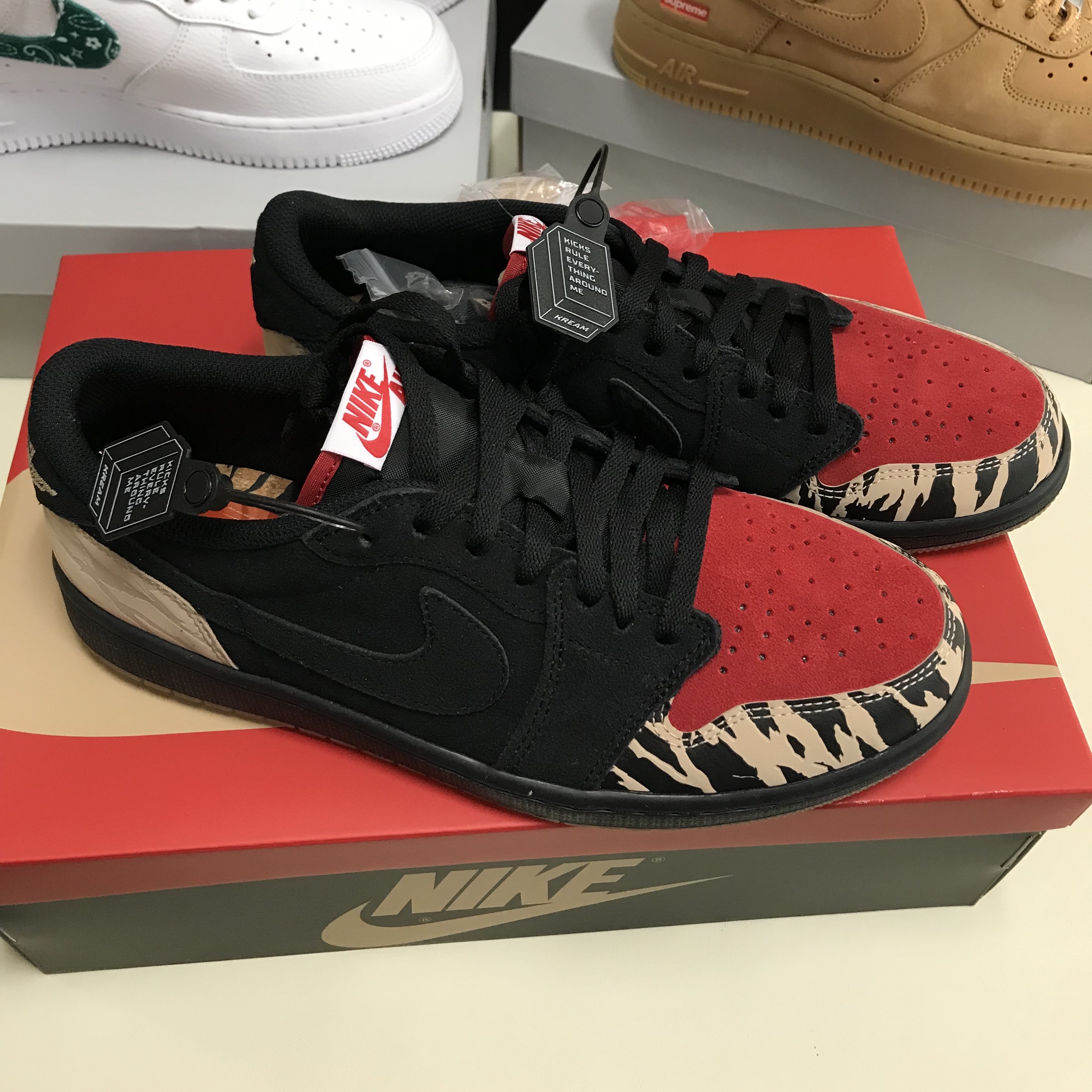Jordan 1 x SoleFly Retro Low OG SP Black and Sport Red 착용 스타일