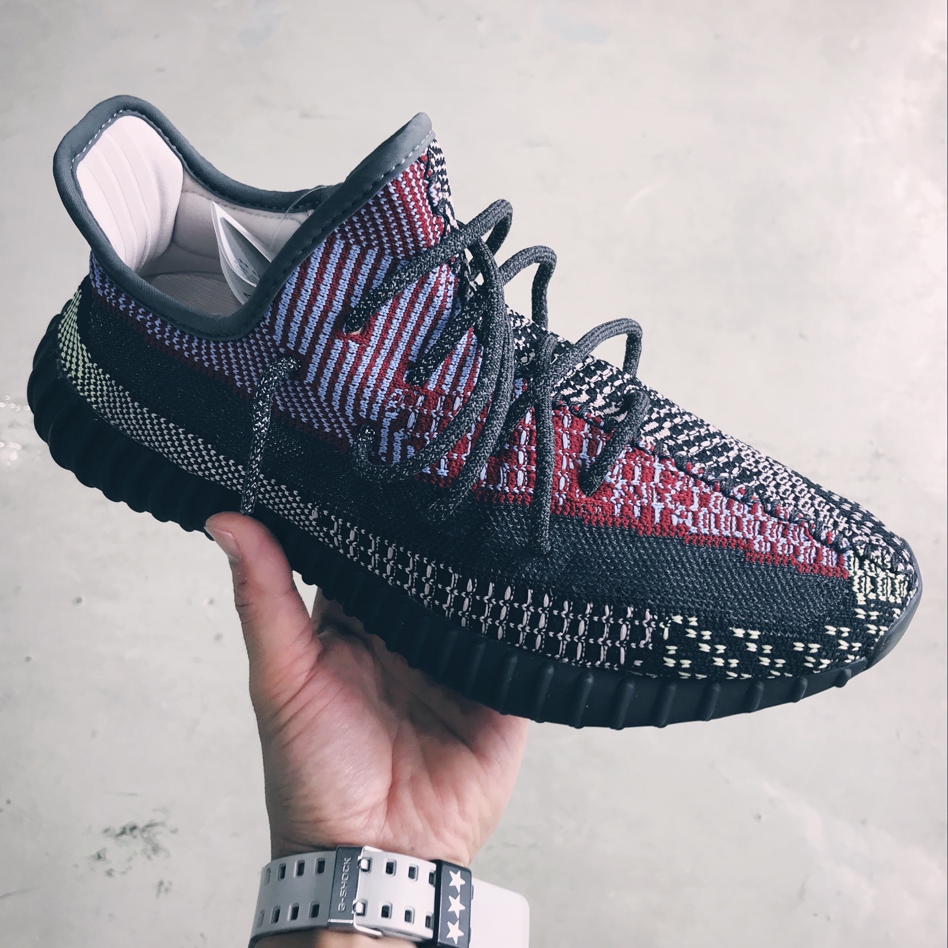 Adidas Yeezy Boost 350 V2 Yecheil - Non-Reflective 착용 스타일