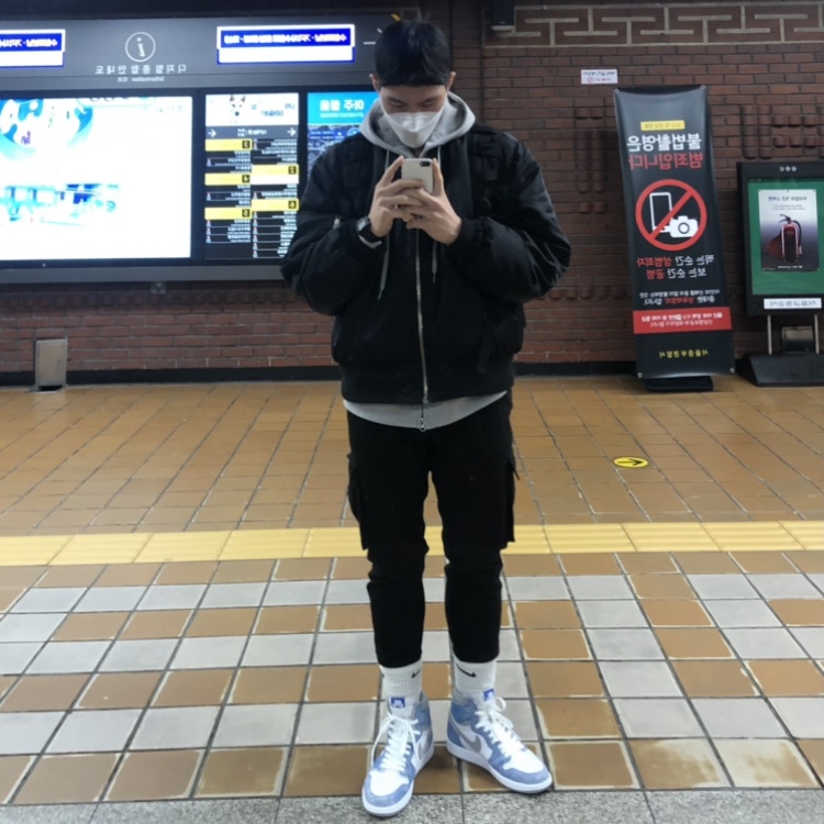 Jordan 1 Retro High OG Hyper Royal 착용 스타일
