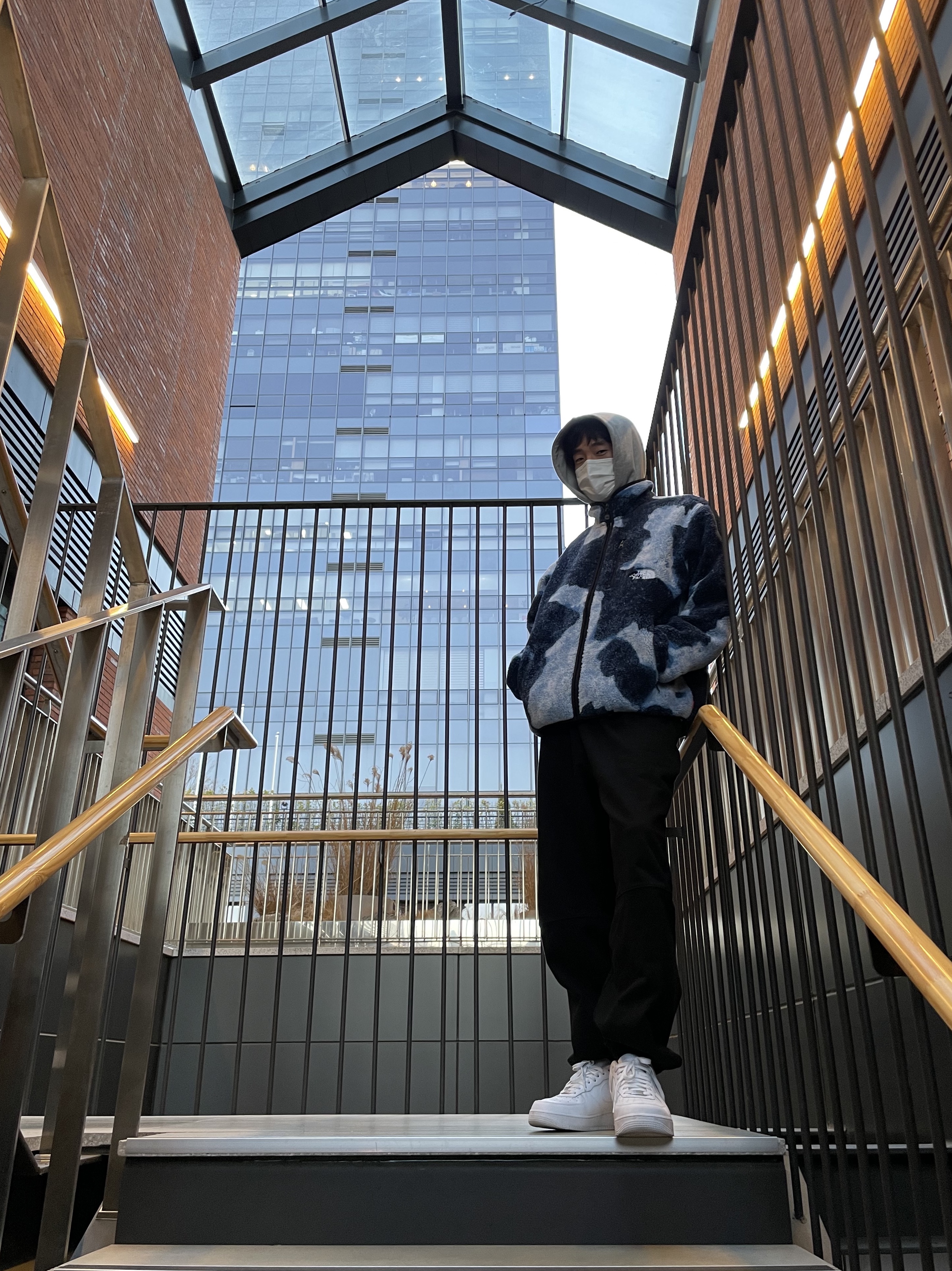 Supreme x The North Face Bleached Denim Print Fleece Jacket Indigo - 21FW, Nike x Supreme Air Force 1 Low White 착용 스타일
