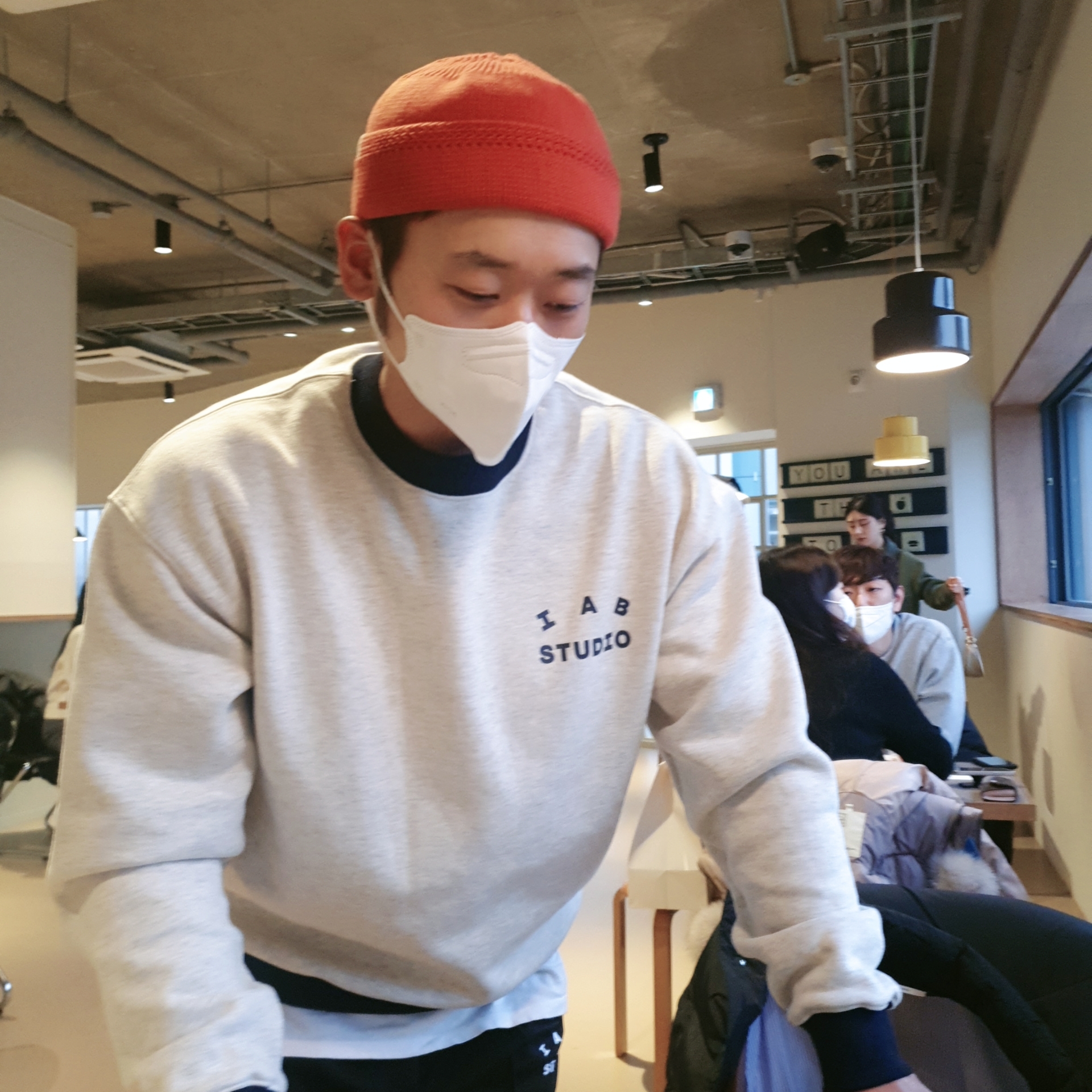IAB Studio Sweatshirt Oatmeal Navy, IAB Studio Track Pants Black 착용 스타일 - 2