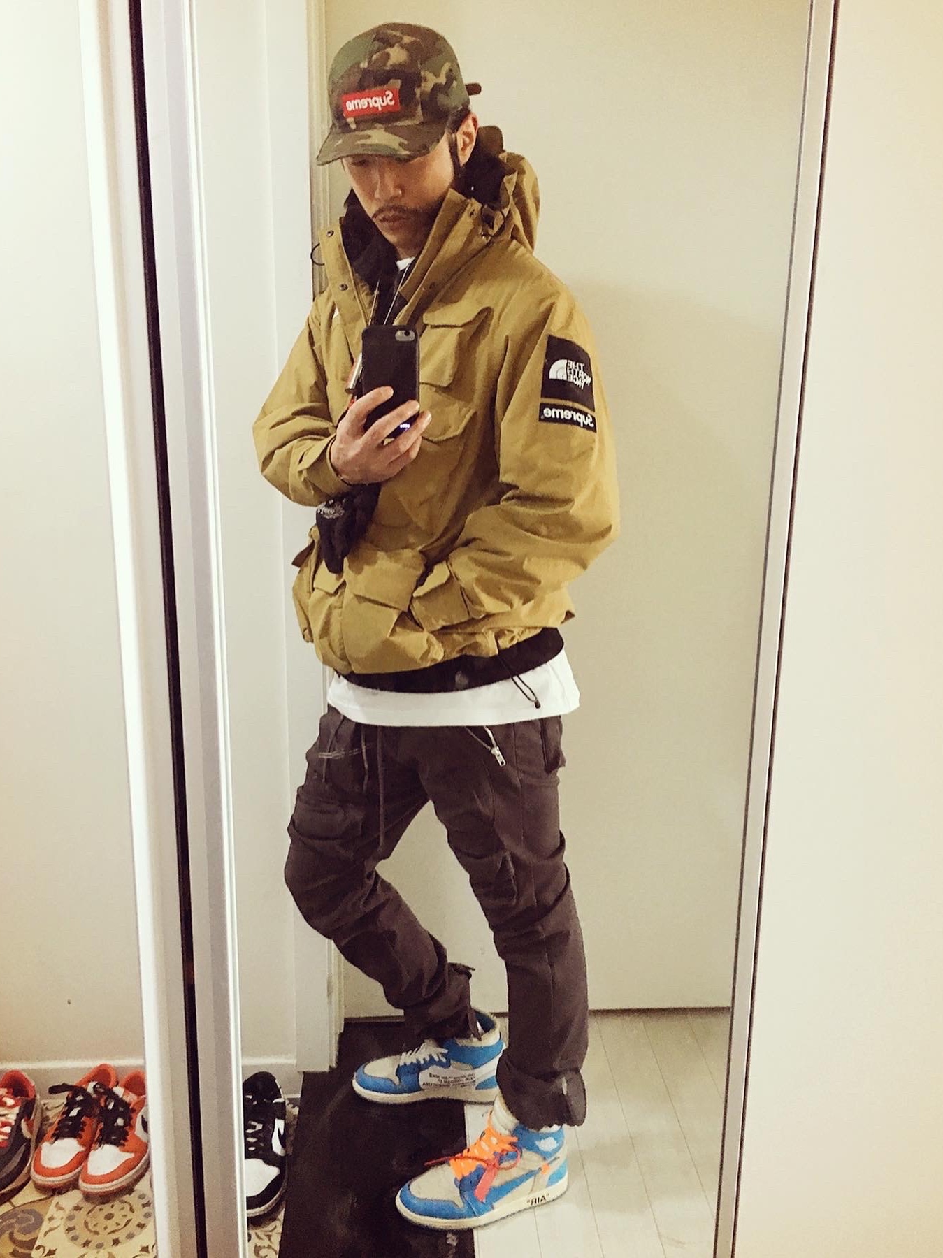 Jordan 1 x Off-White Retro High University Blue, Supreme x The North Face Cargo Jacket Gold - 20SS 착용 스타일 - 2