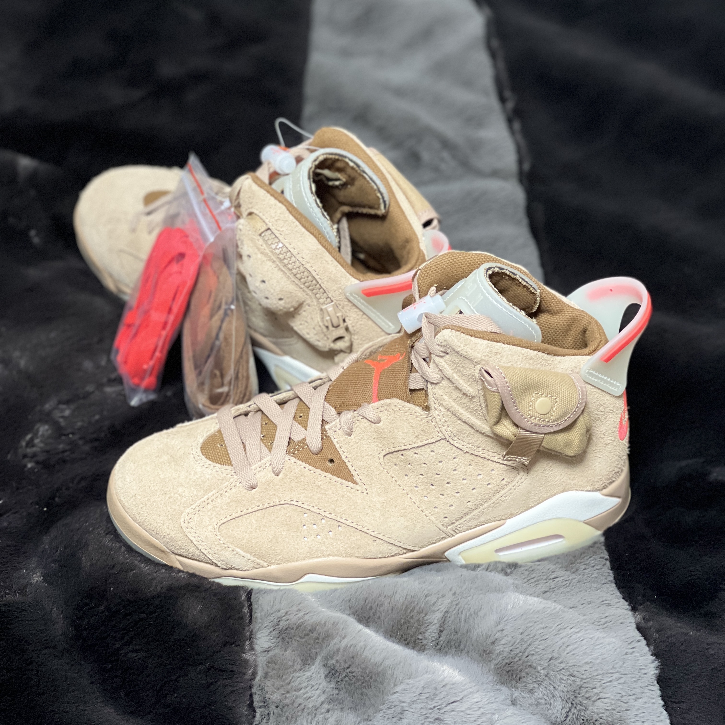 Jordan 6 x Travis Scott Retro SP British Khaki 착용 스타일 - 3