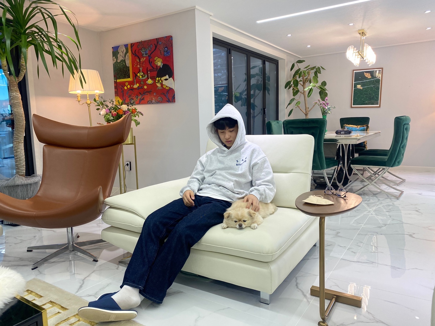 IAB Studio Hoodie Light Gray 착용 스타일