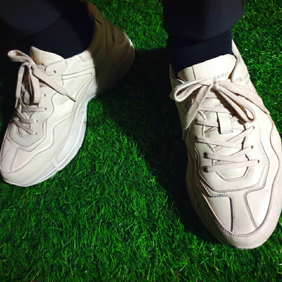 Gucci Rhyton Leather Sneakers Distressed Ivory 착용 스타일 - 4