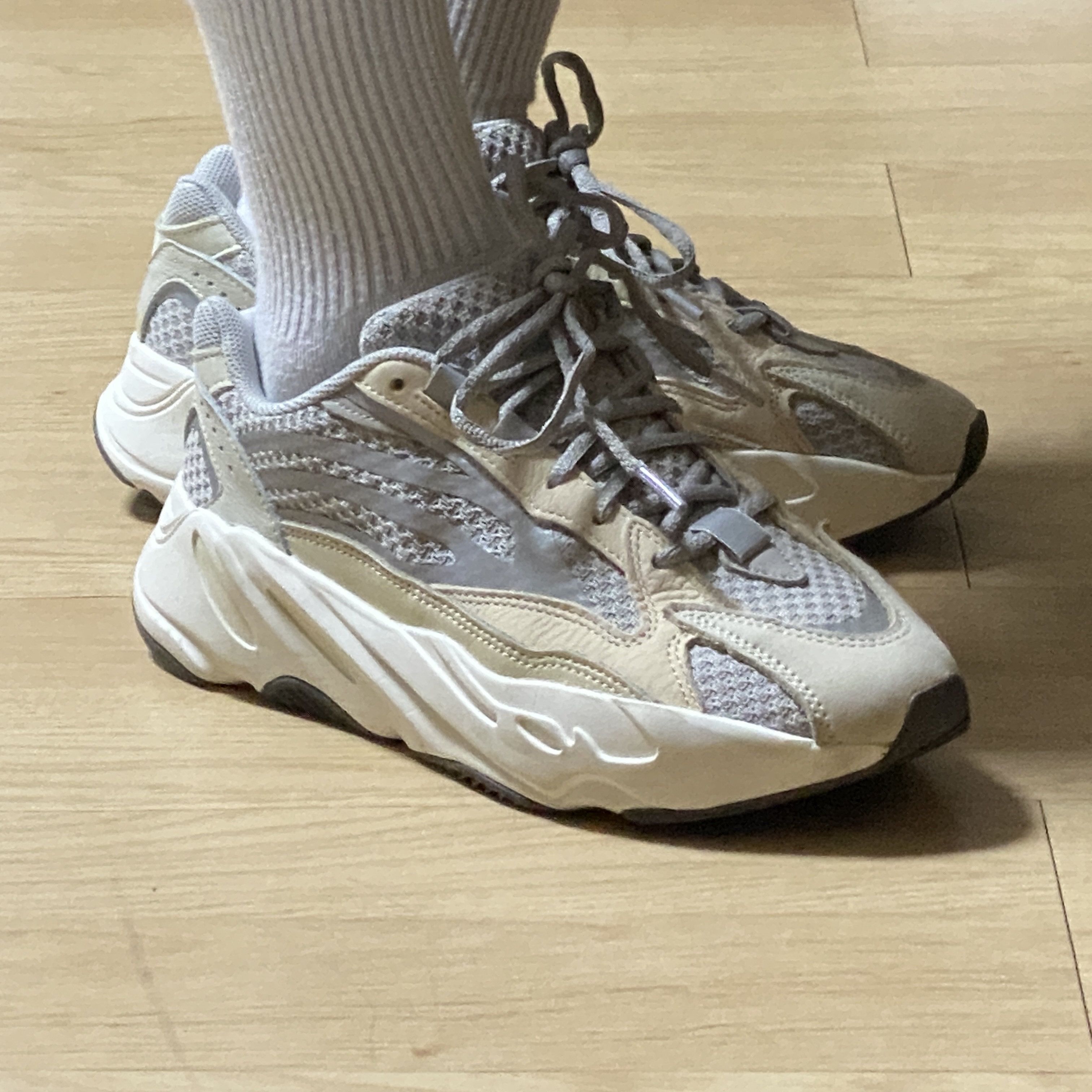 Adidas Yeezy Boost 700 V2 Cream 착용 스타일