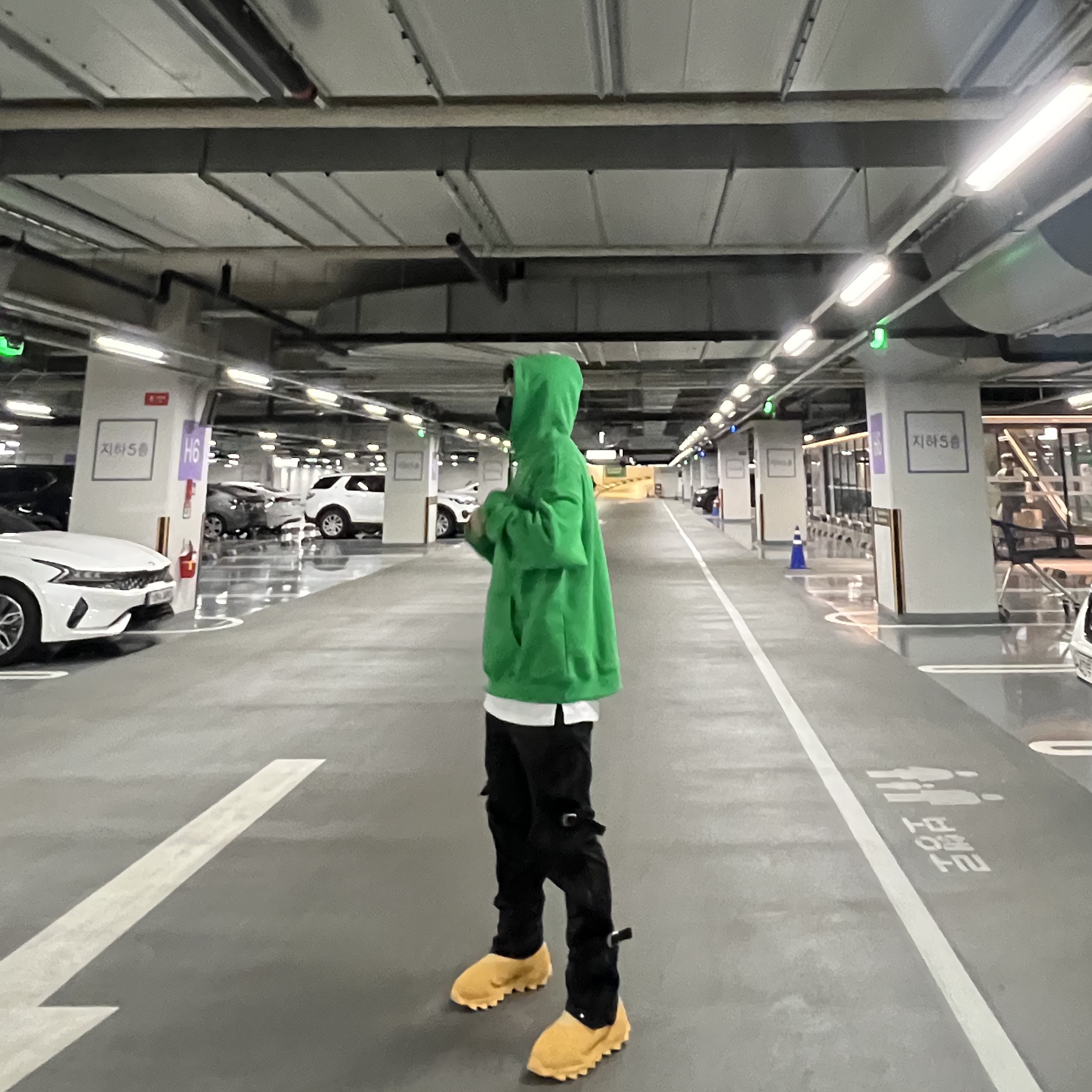 adidas Yeezy Knit RNR Boot Sulfur 착용 스타일 - 1