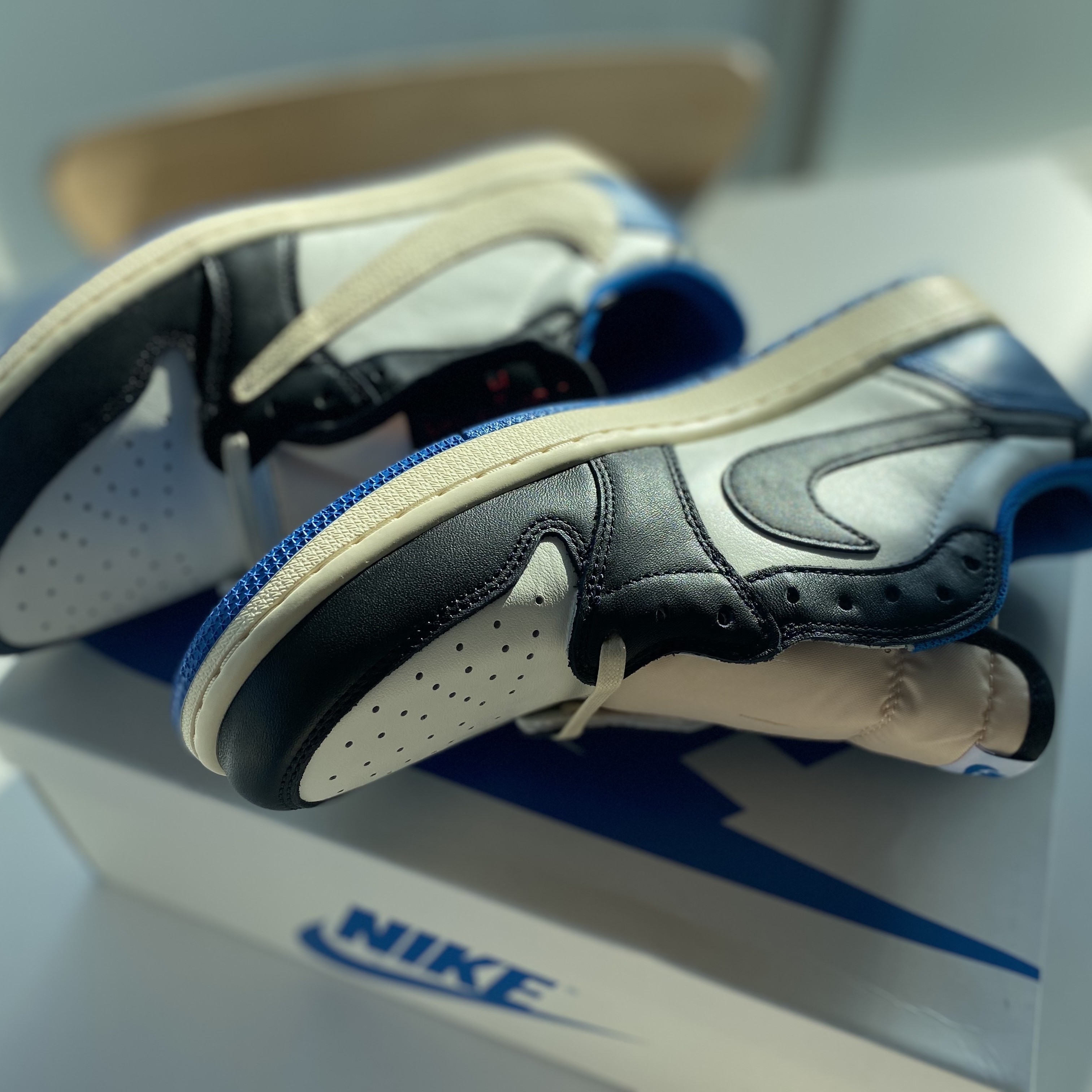 Jordan 1 x Travis Scott x Fragment Retro Low OG SP Military Blue 착용 스타일 - 3