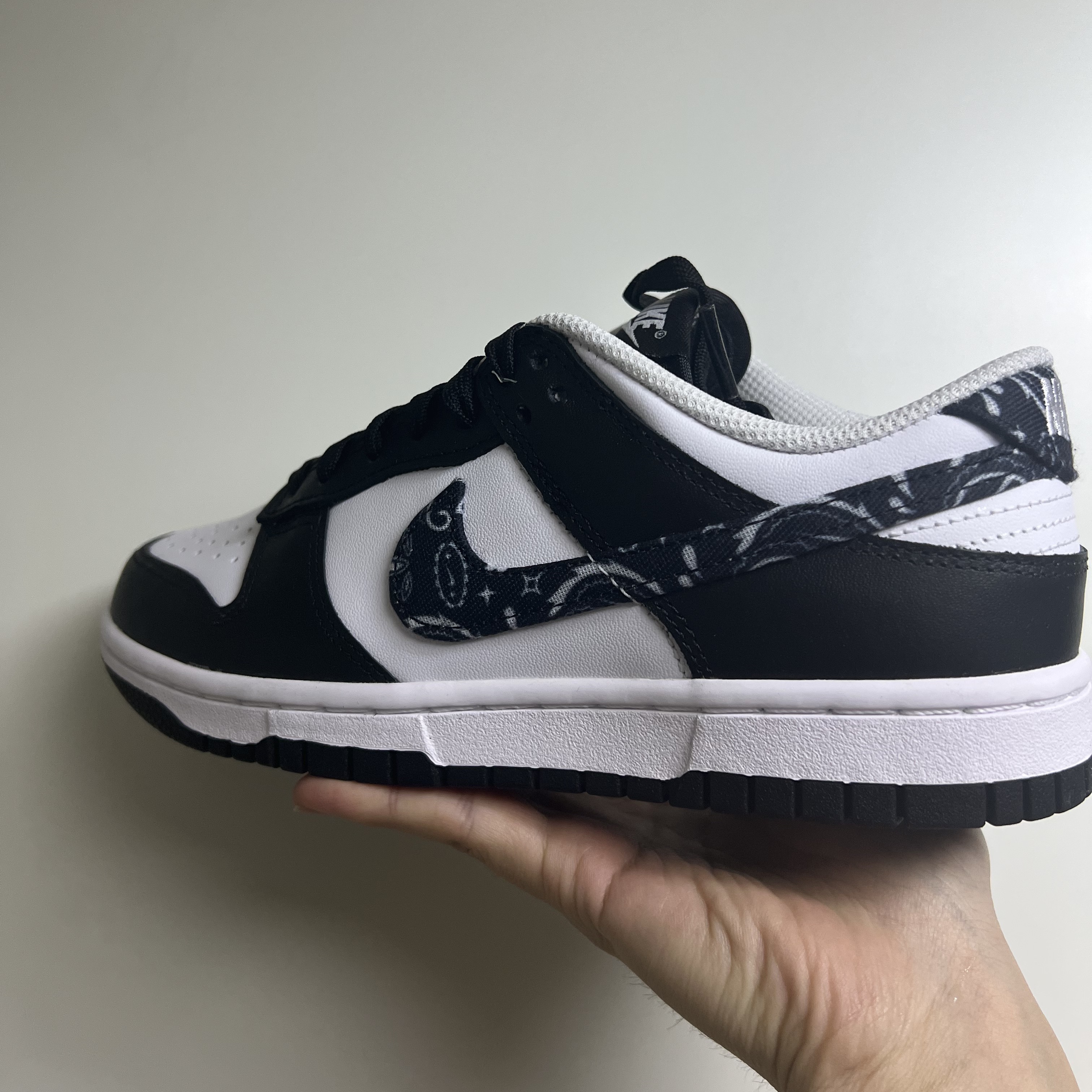 (W) Nike Dunk Low Essential Black Paisley 착용 스타일 - 4