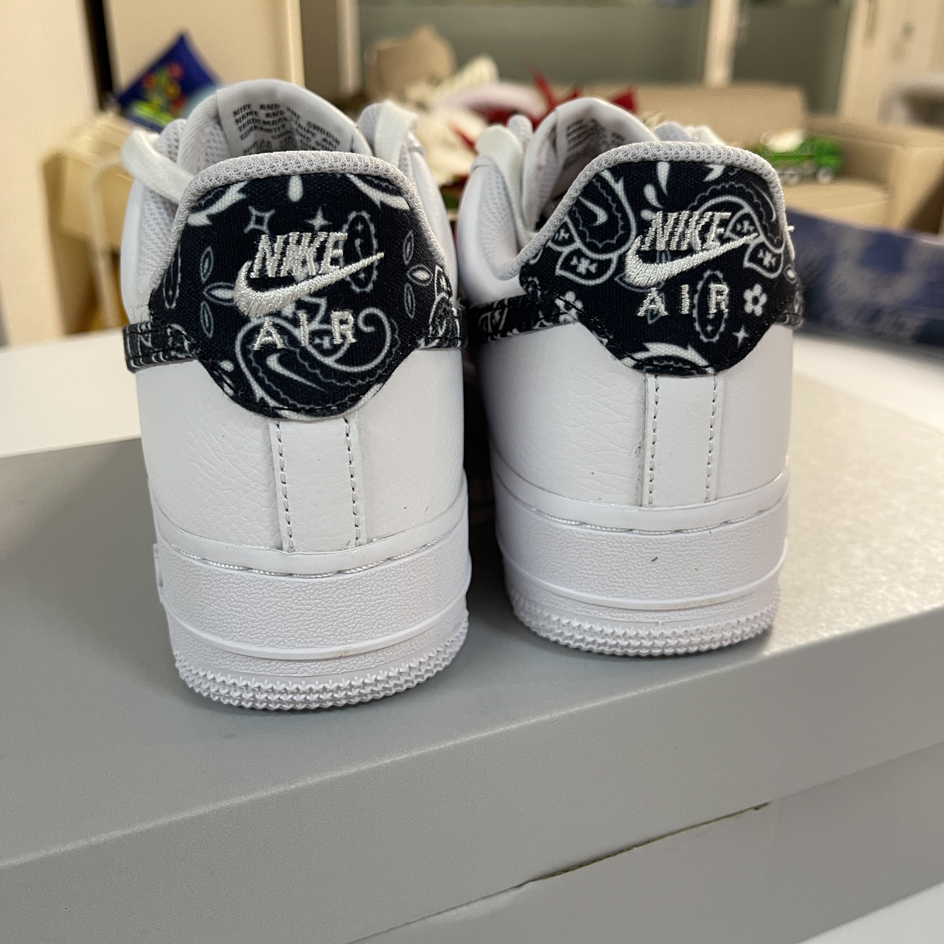 (W) Nike Air Force 1 '07 Essential Paisley Swoosh White Black 착용 스타일 - 4