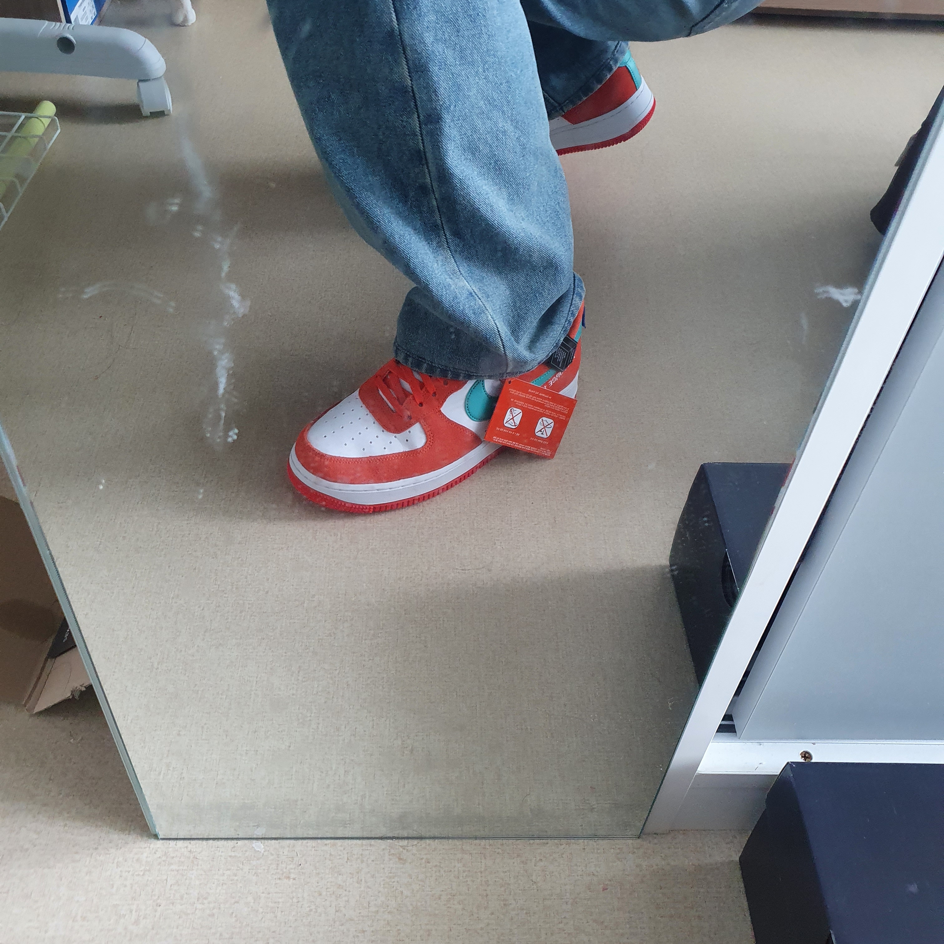 Nike Air Force 1 '07 LV8 Athletic Club Rush Orange Washed Teal 착용 스타일 - 4