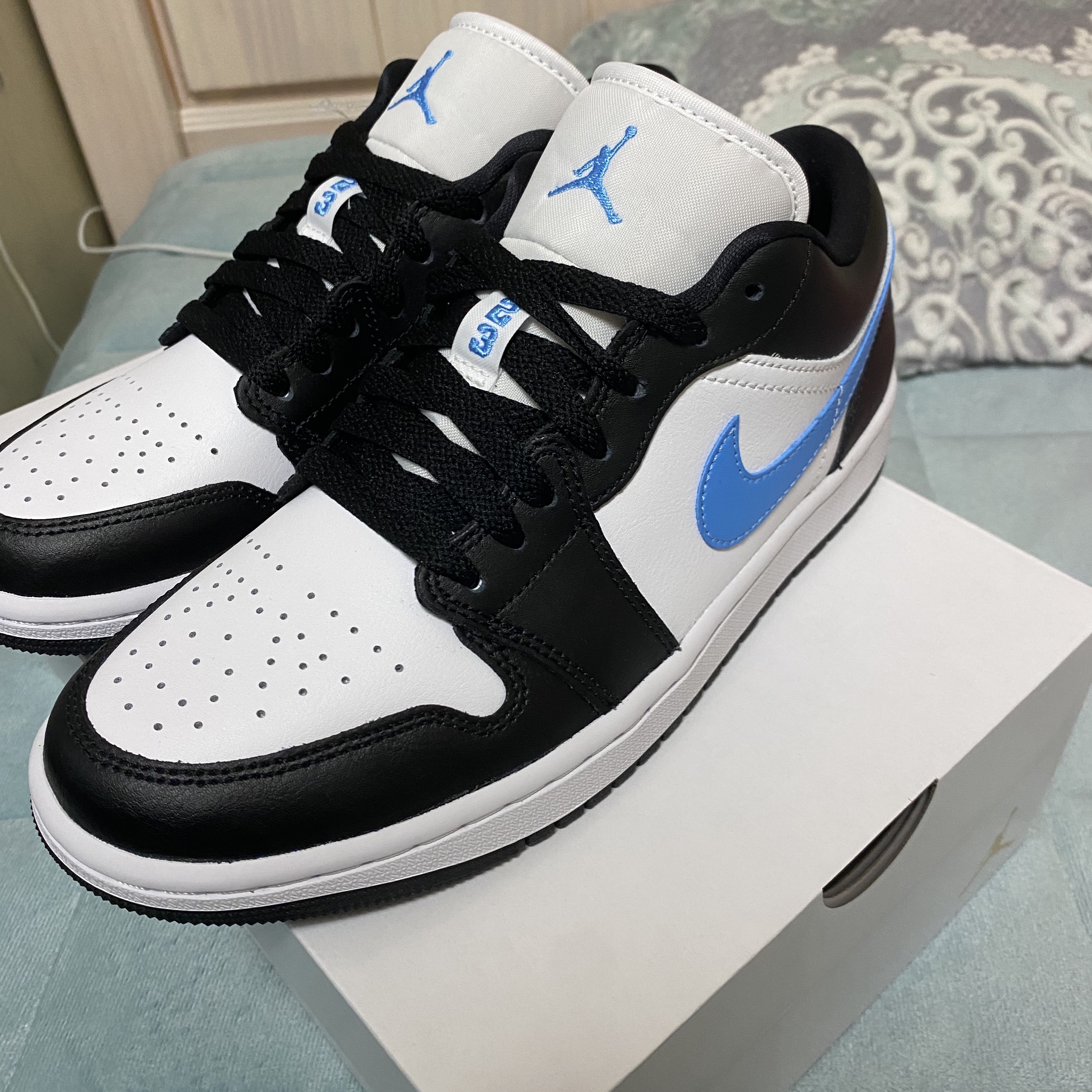 (W) Jordan 1 Low Black University Blue 착용 스타일 - 3