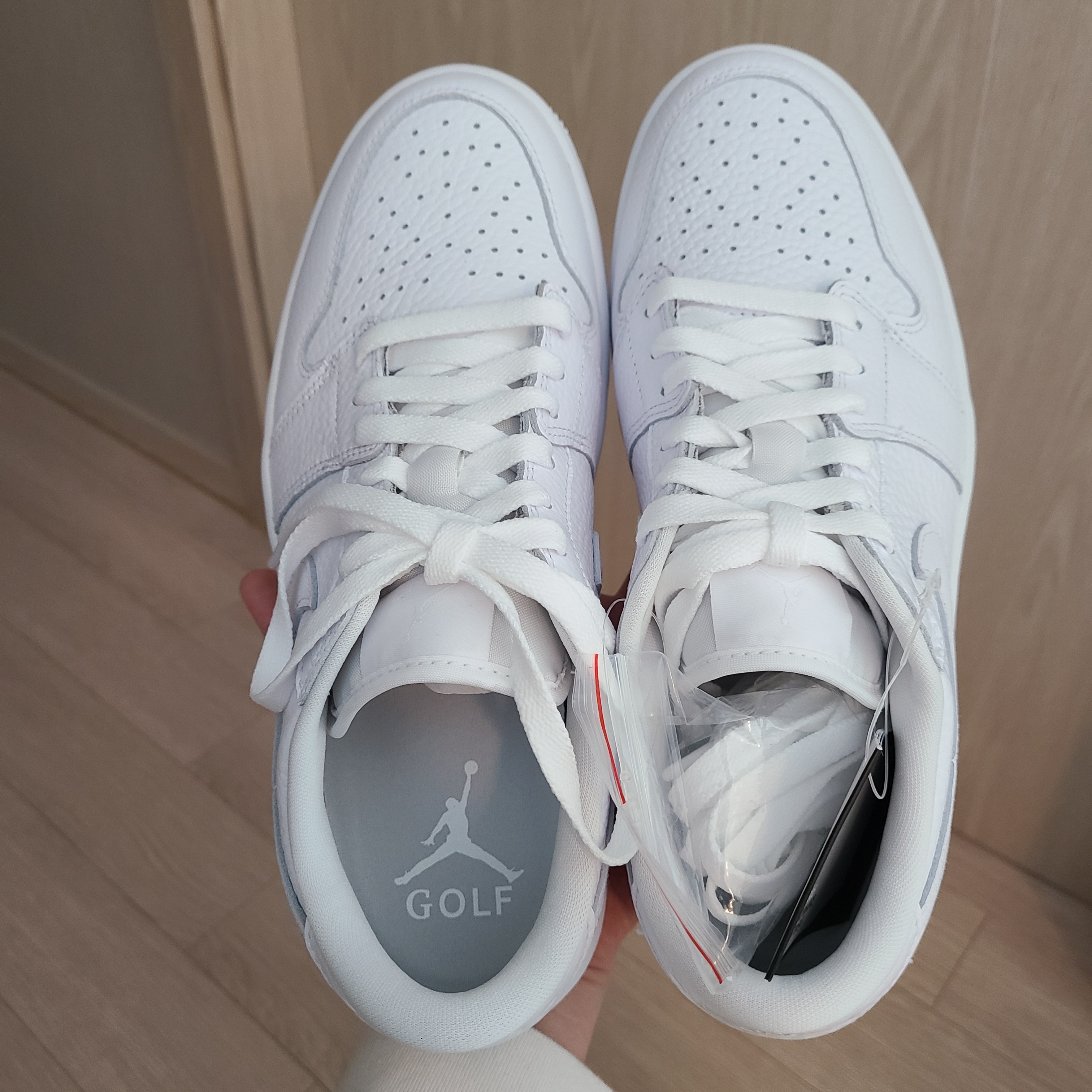 Jordan 1 Low Golf Triple White 착용 스타일 - 1