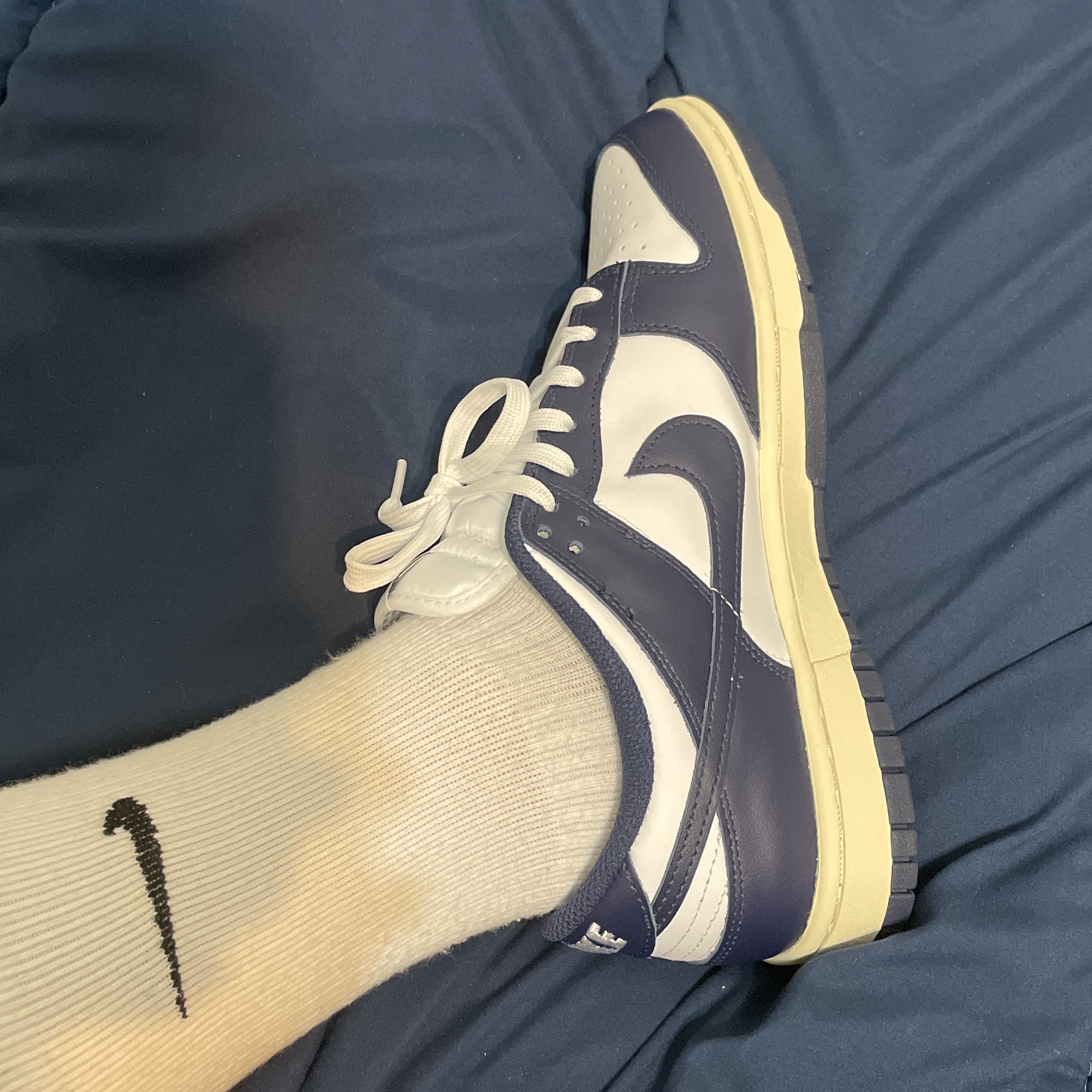 (W) Nike Dunk Low Vintage Midnight Navy, Prada Re-Nylon Bucket Hat Black 착용 스타일 - 3