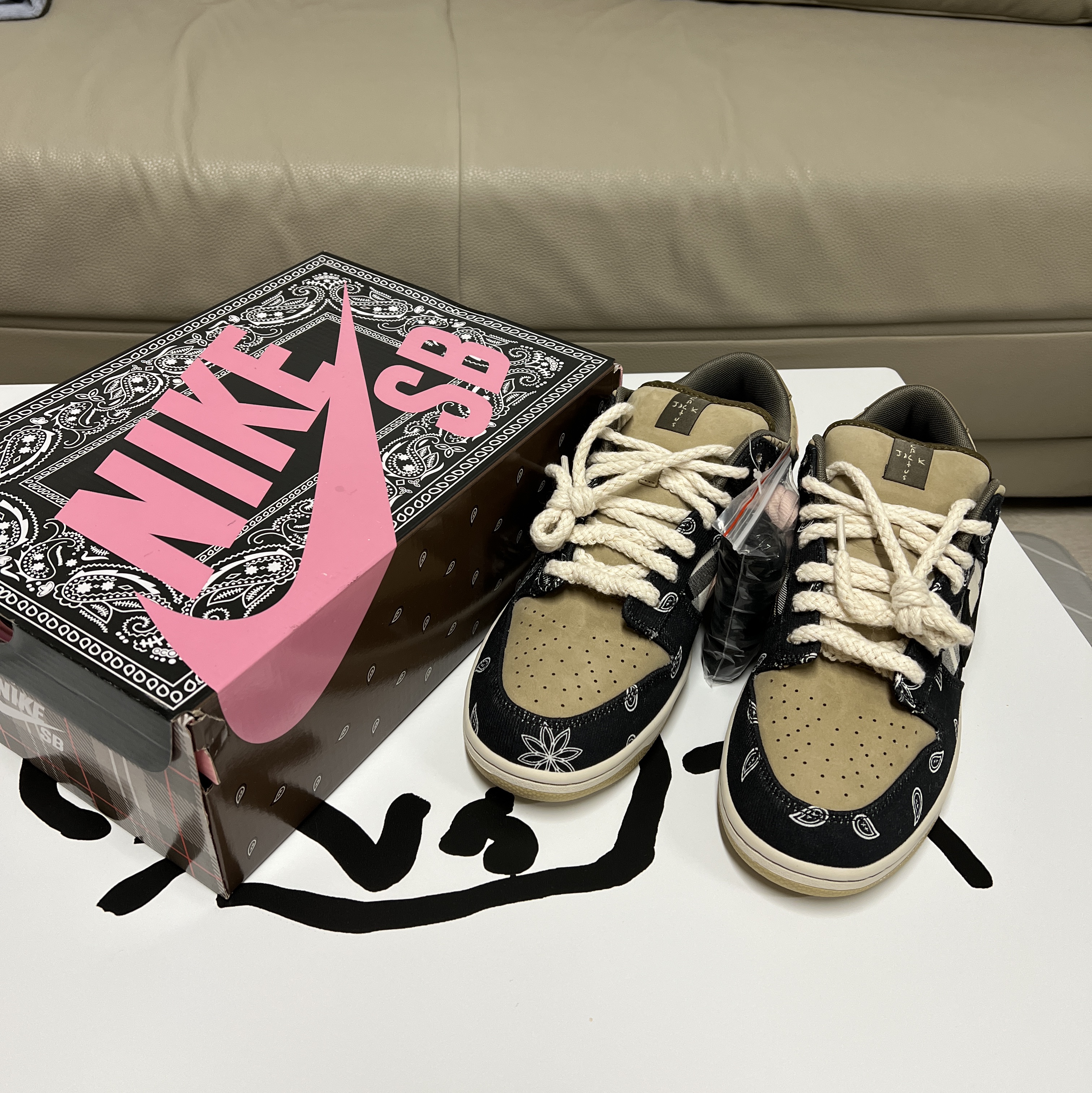 Nike x Travis Scott SB Dunk Low (Special Box) 착용 스타일