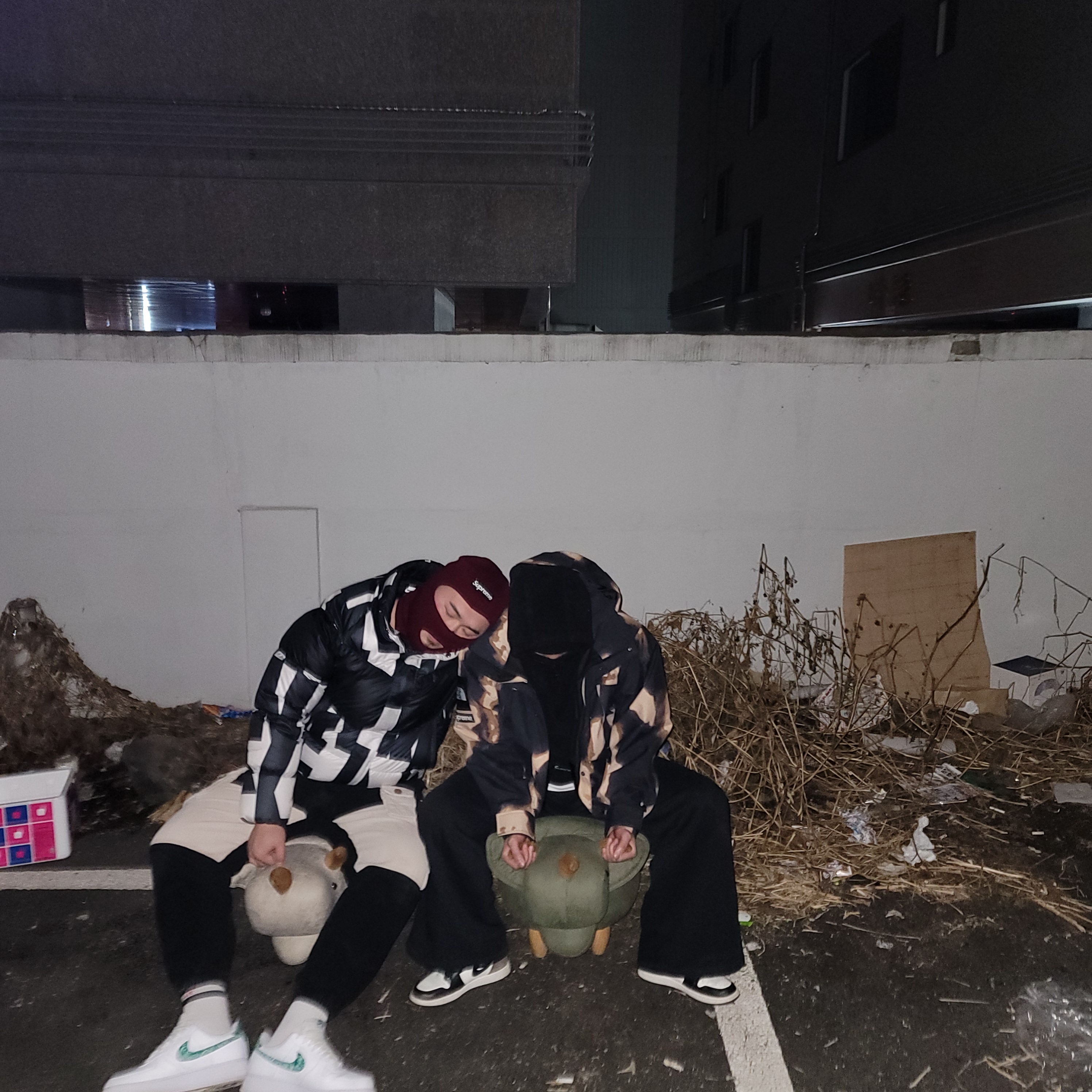 Jordan 1 Retro High OG Black Mocha, Supreme x The North Face Bleached Denim Print Mountain Jacket Black - 21FW 착용 스타일 - 1