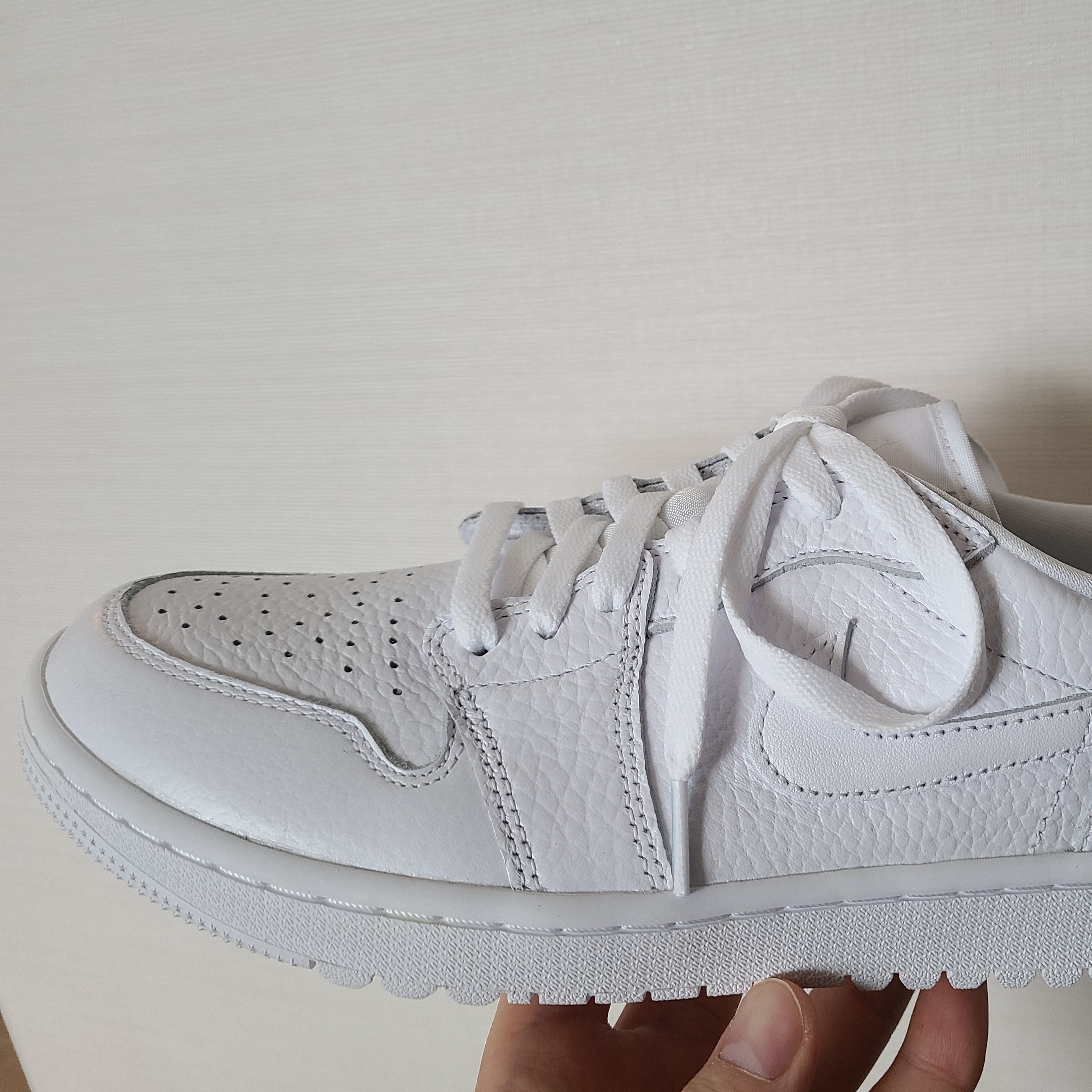 Jordan 1 Low Golf Triple White 착용 스타일 - 3