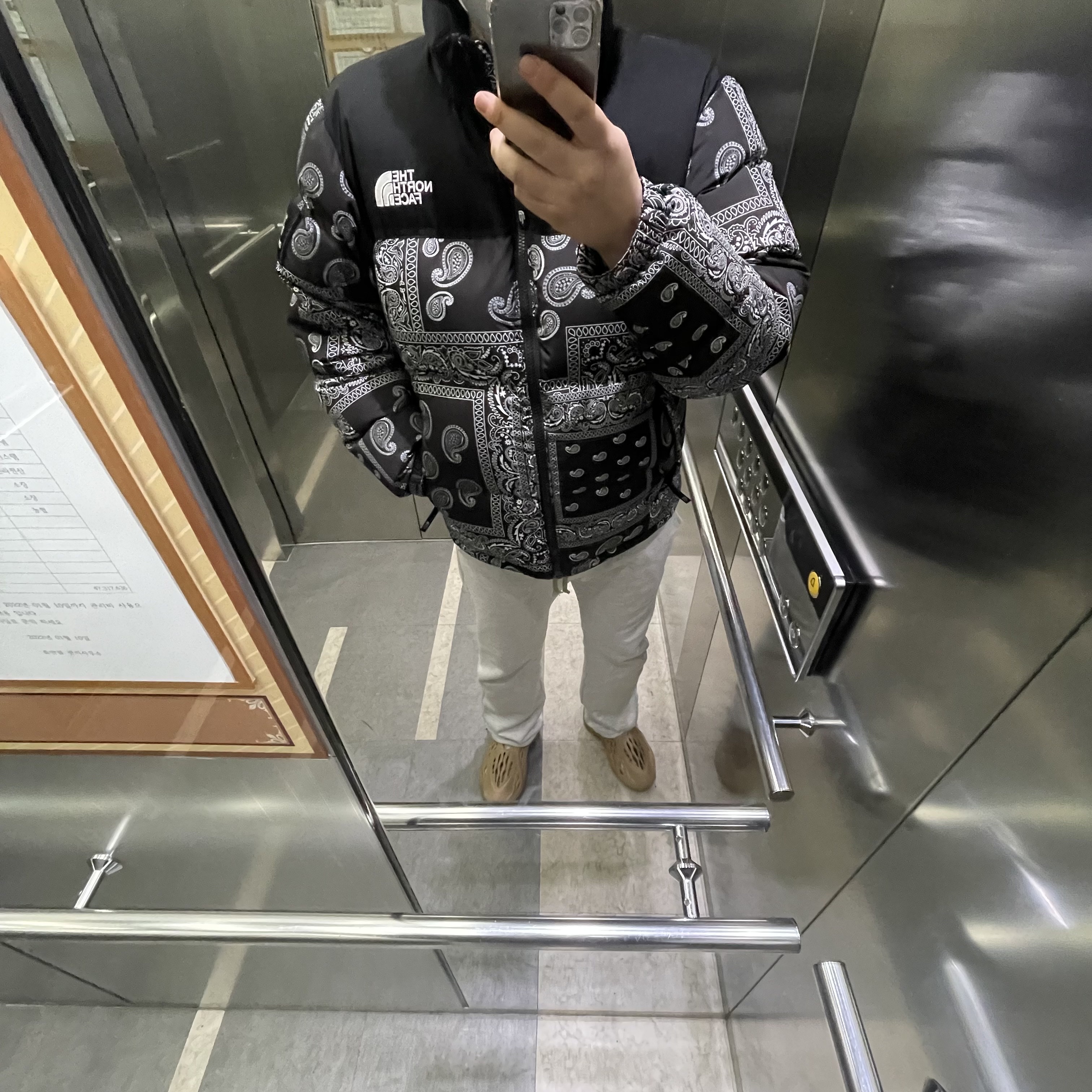 The North Face Nuptse Down Jacket Black, Adidas Yeezy Foam RNNR Ochre 착용 스타일