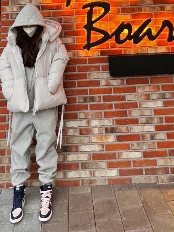 (W) Jordan 1 Retro High OG Atmosphere, Nike Big Swoosh Full Zip Jacket Black Volt 착용 스타일 - 2