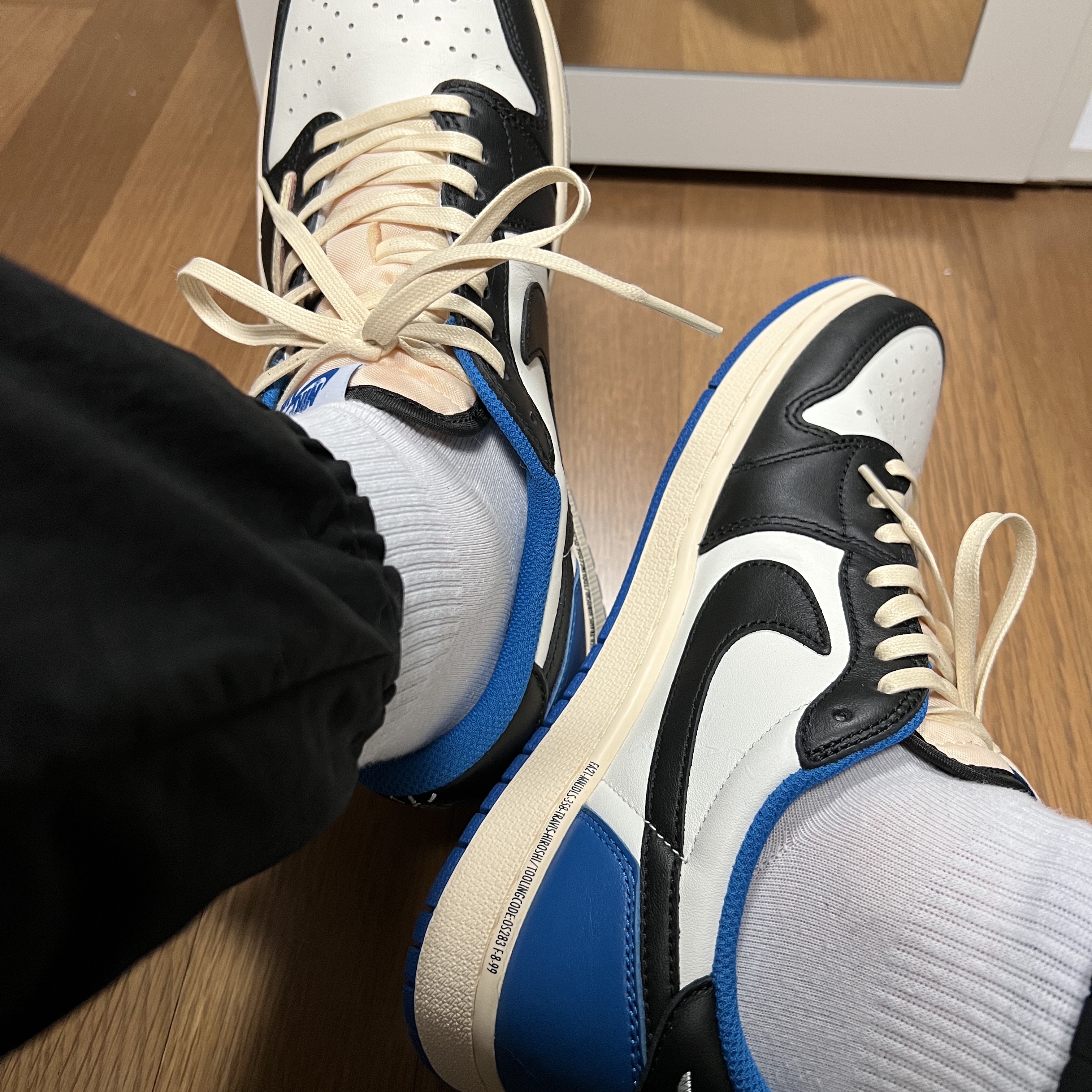 Jordan 1 x Travis Scott x Fragment Retro Low OG SP Military Blue 착용 스타일 - 4