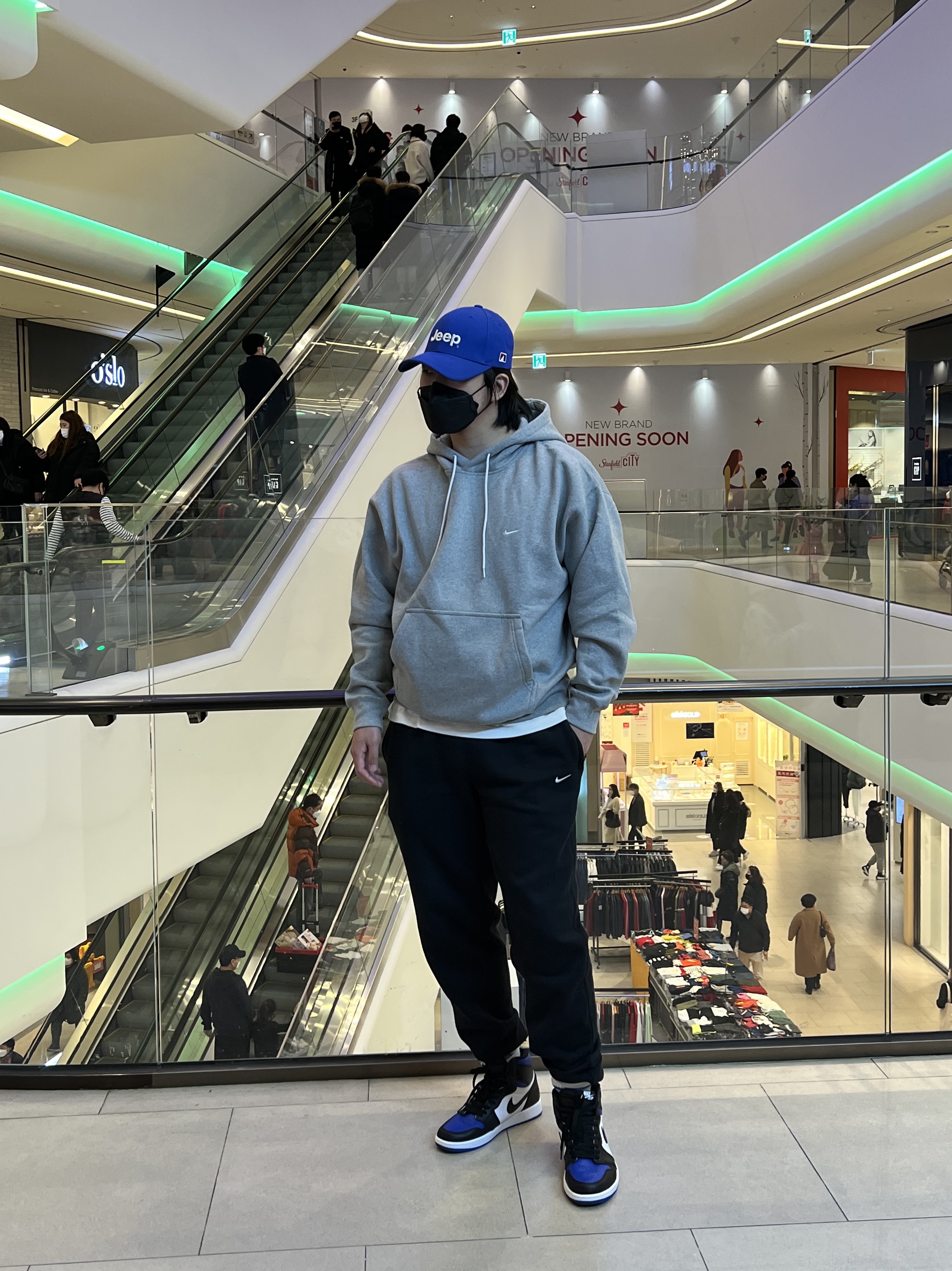 Jordan 1 Retro High OG Royal Toe, Nike NRG Solo Swoosh Fleece Hoodie Dark Grey Heather - Asia 착용 스타일 - 1