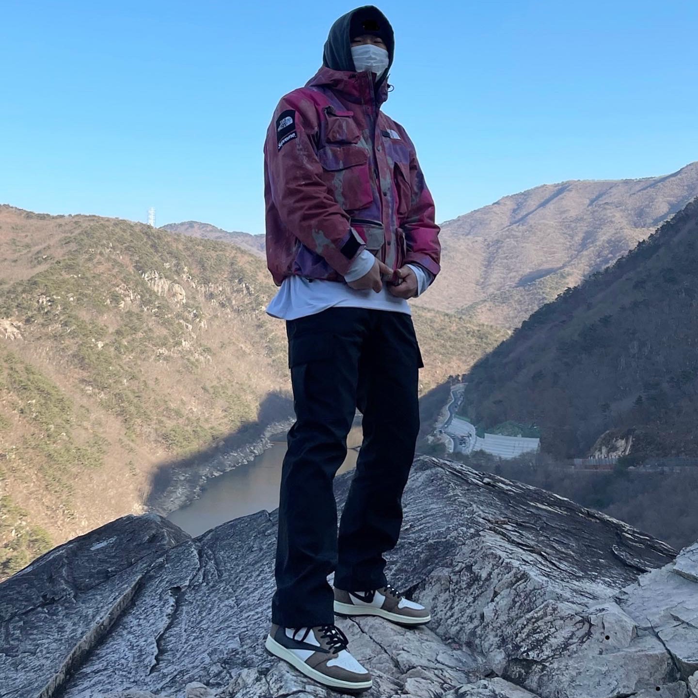 Supreme x The North Face Cargo Jacket Multi-Color - 20SS, Jordan 1 x Travis Scott Retro High OG SP Mocha 착용 스타일 - 2