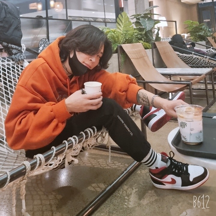 The North Face 1996 Novelty Nuptse Jacket Real Black - 21FW, Jordan 1 Mid Gym Red Black White 착용 스타일 - 4