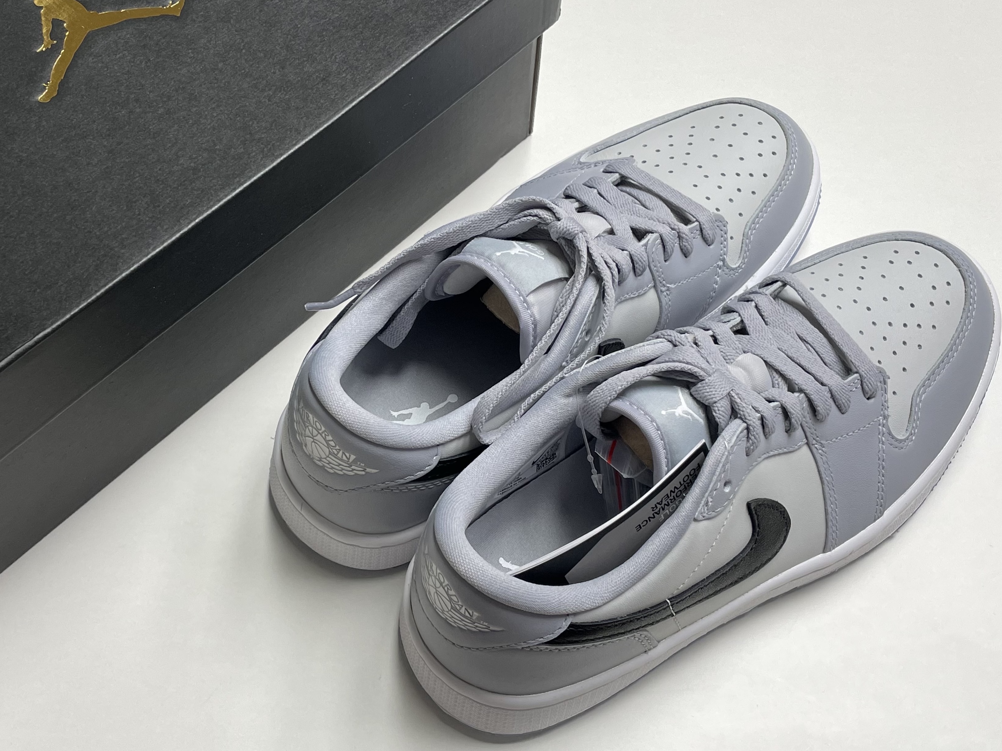Jordan 1 Low Golf Wolf Grey 착용 스타일 - 1
