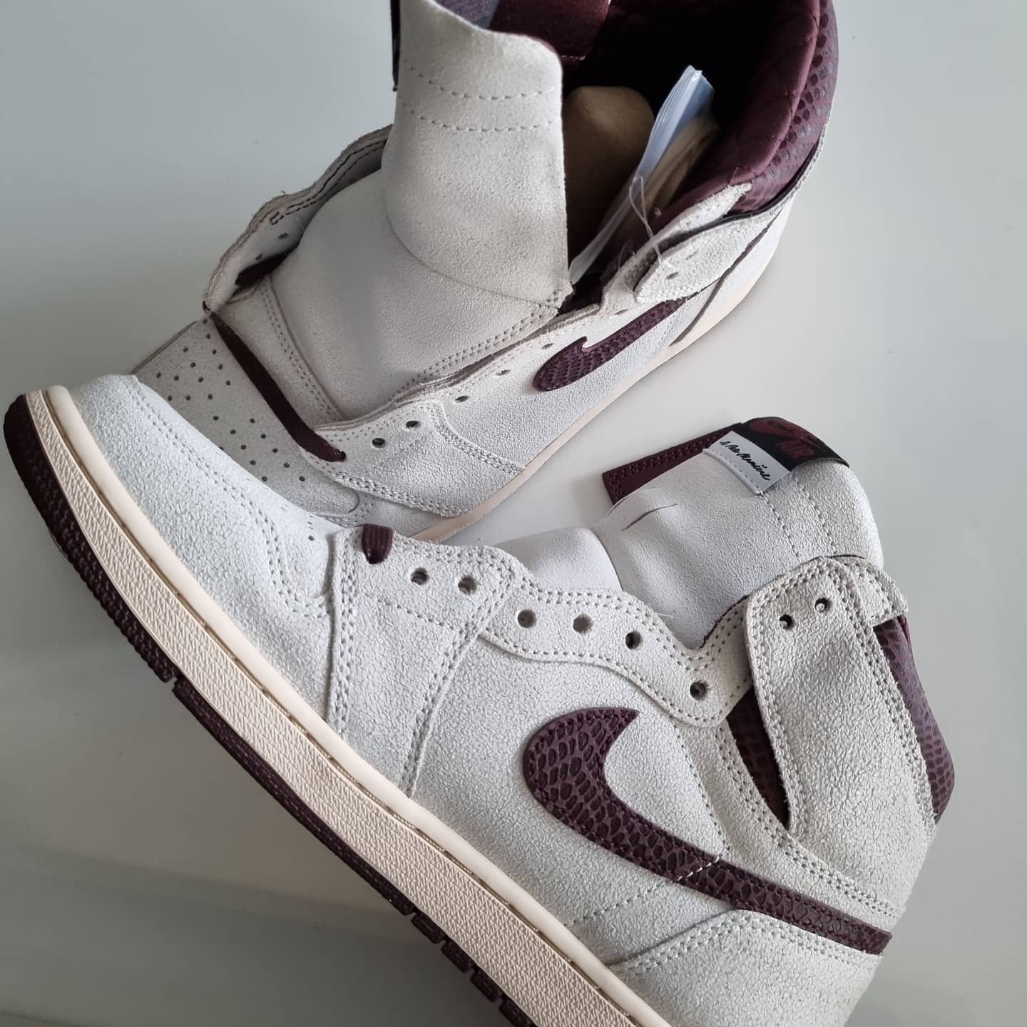 Jordan 1 x A Ma Maniere Retro High OG SP Sail and Burgundy 착용 스타일 - 1