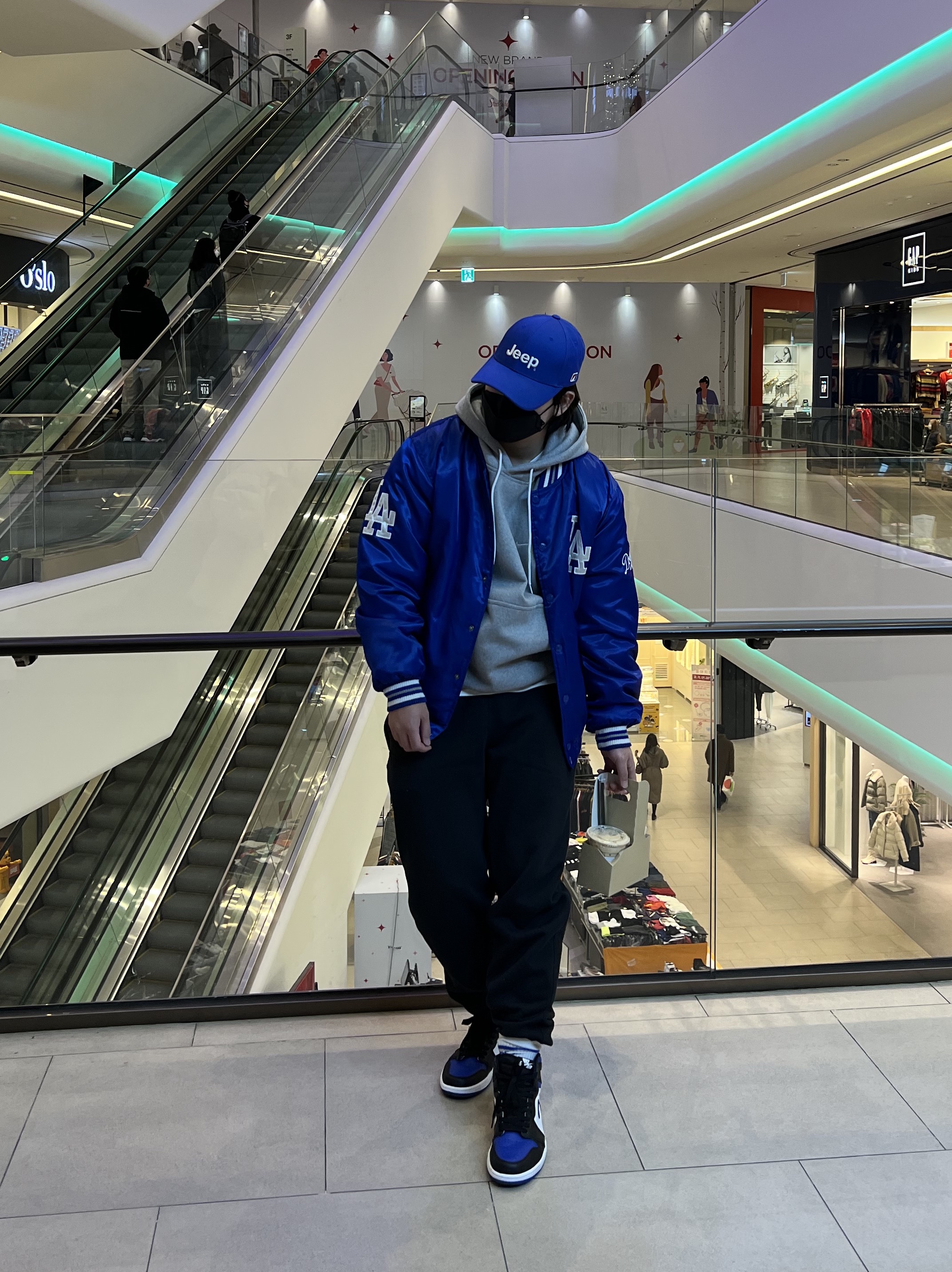 Jordan 1 Retro High OG Royal Toe, Nike NRG Solo Swoosh Fleece Hoodie Dark Grey Heather - Asia 착용 스타일 - 2