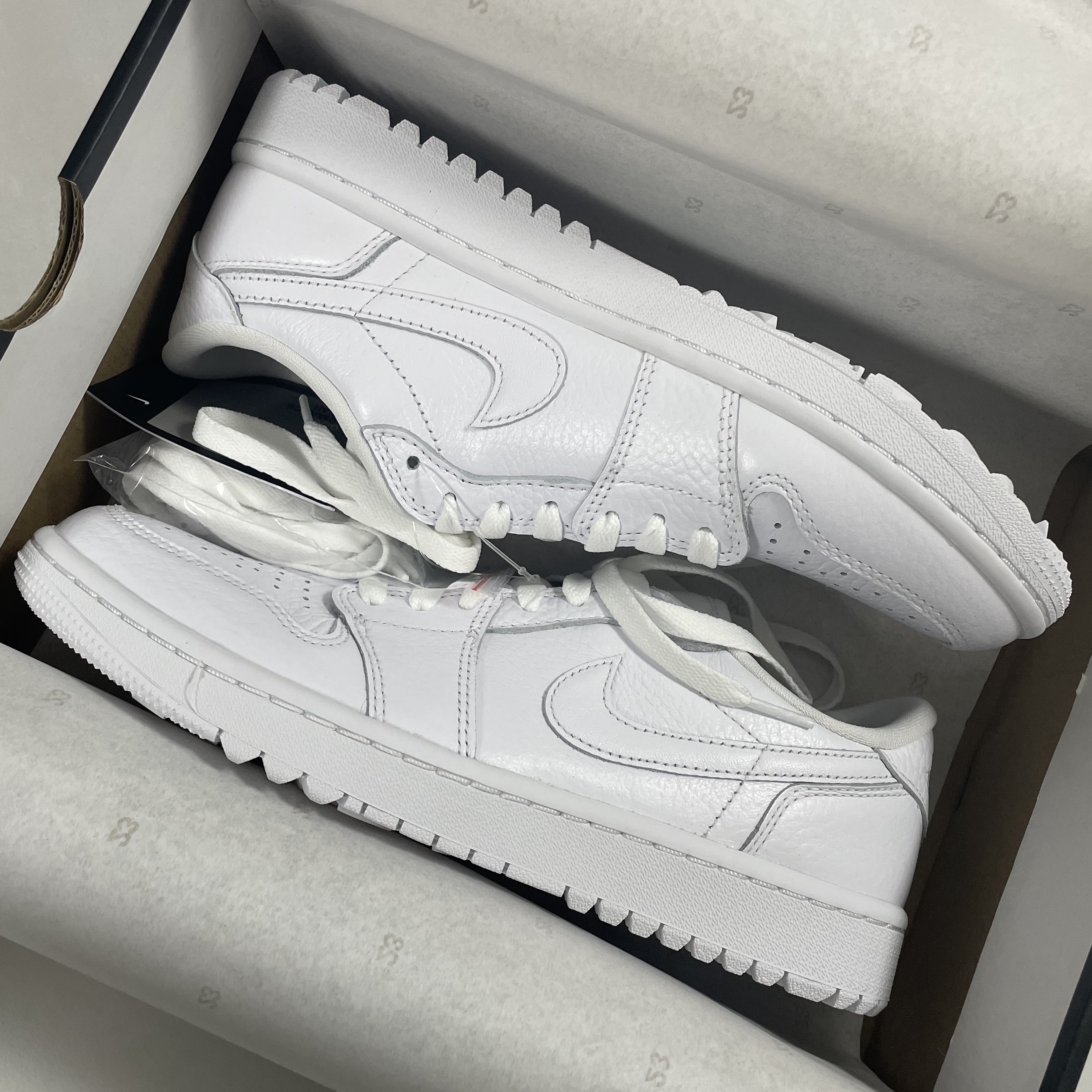 Jordan 1 Low Golf Triple White 착용 스타일