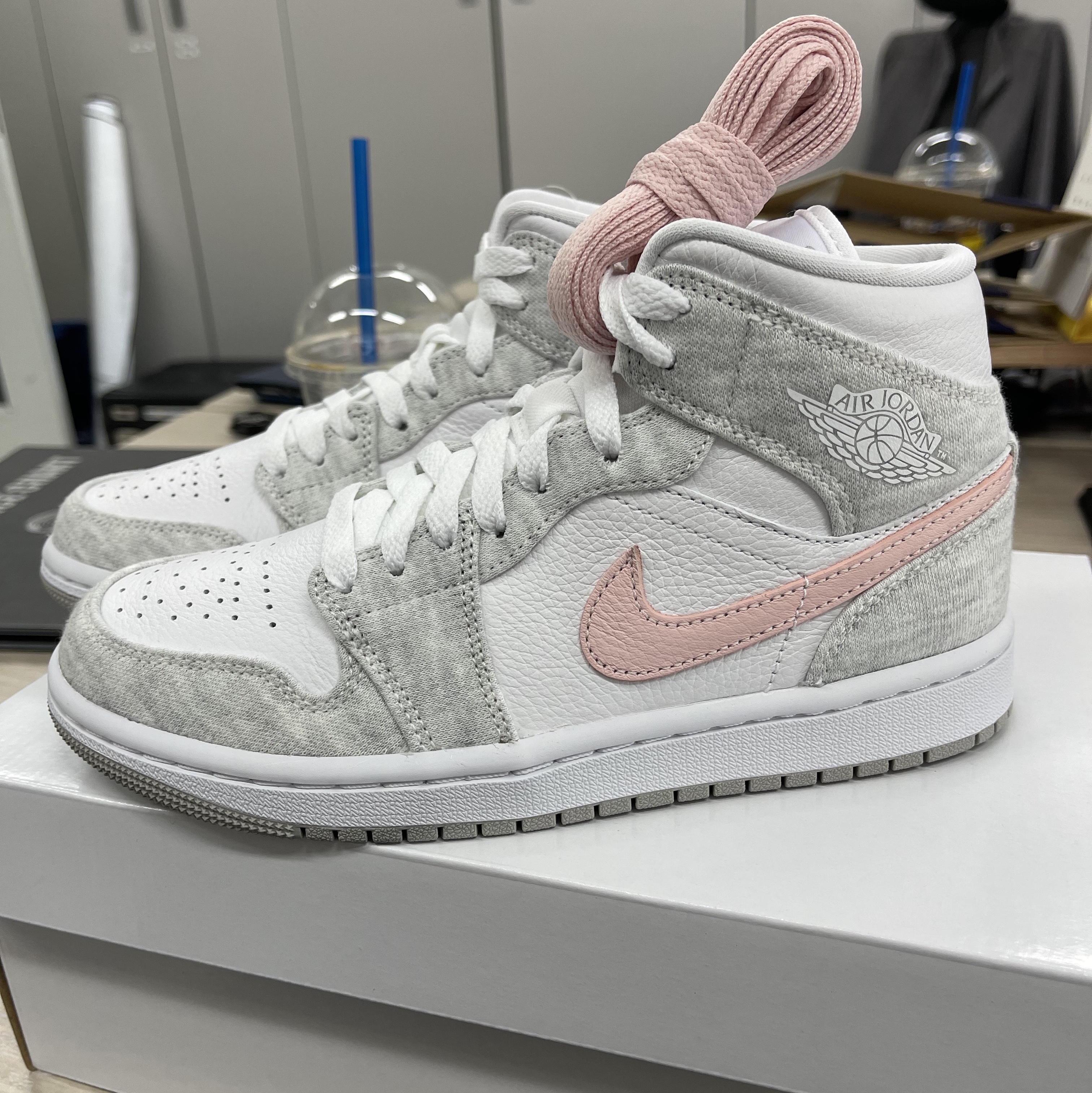 (W) Jordan 1 Mid SE Light Iron Ore 착용 스타일