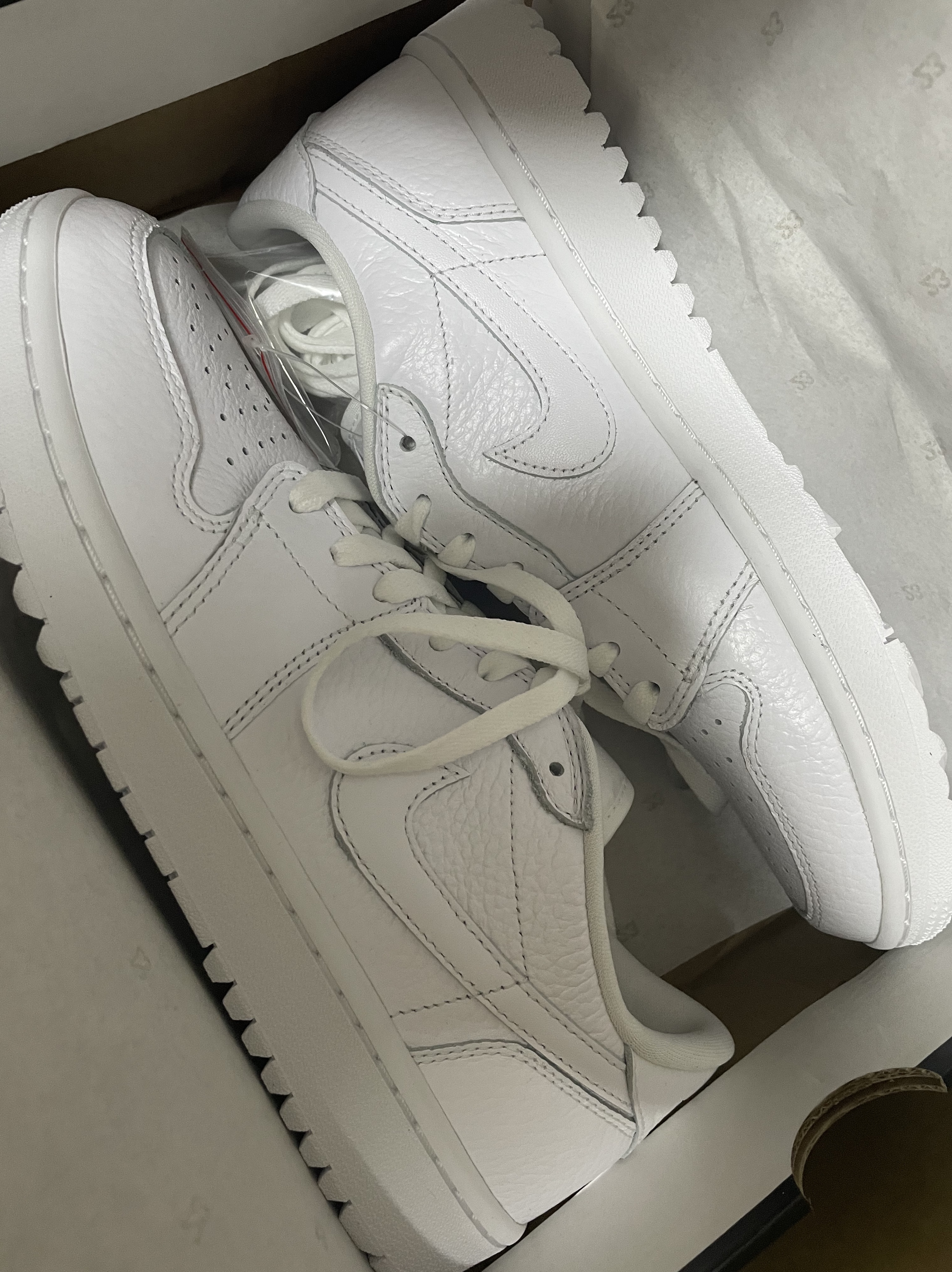 Jordan 1 Low Golf Triple White 착용 스타일 - 2