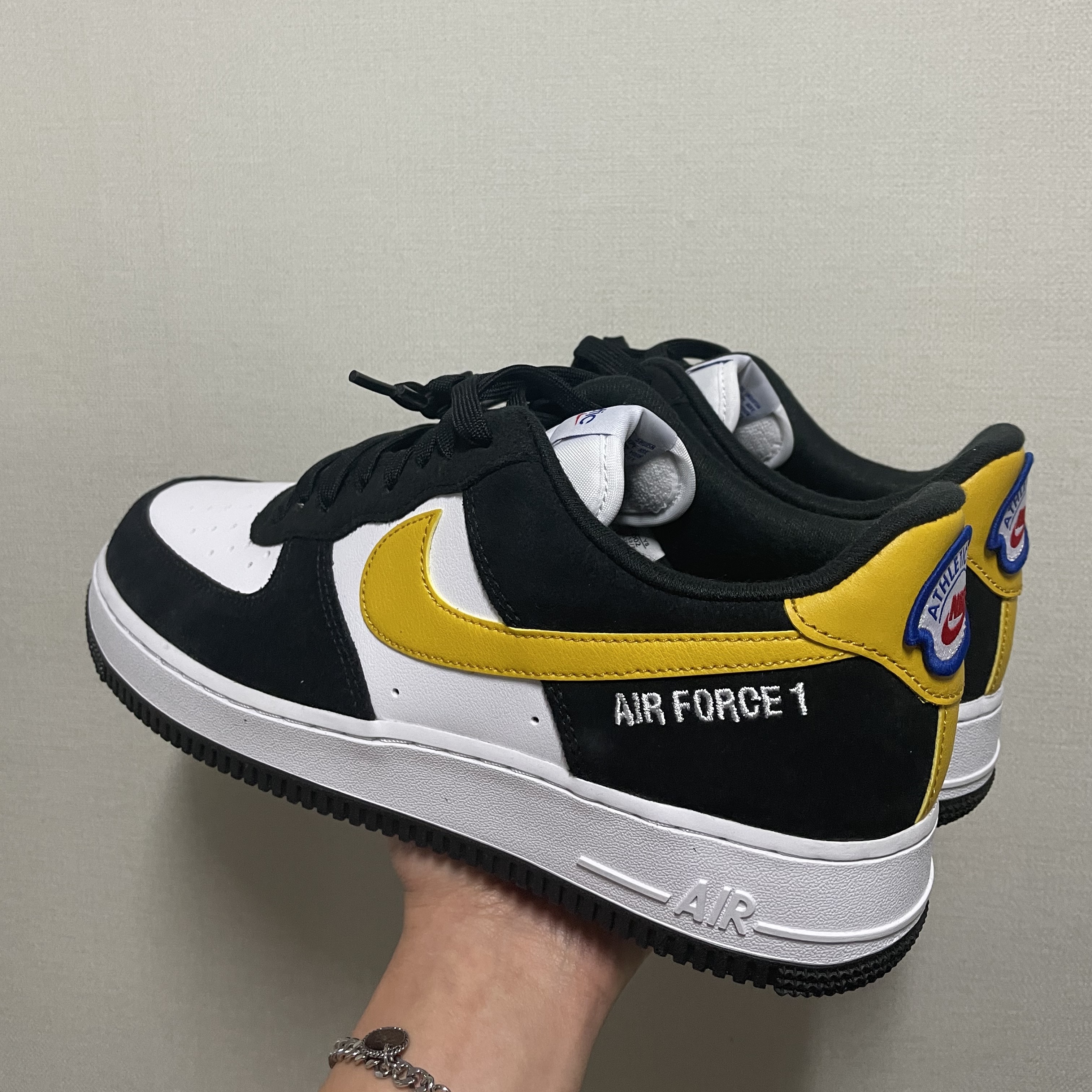 Nike Air Force 1 '07 LV8 Athletic Club Black Dark Sulfur 착용 스타일