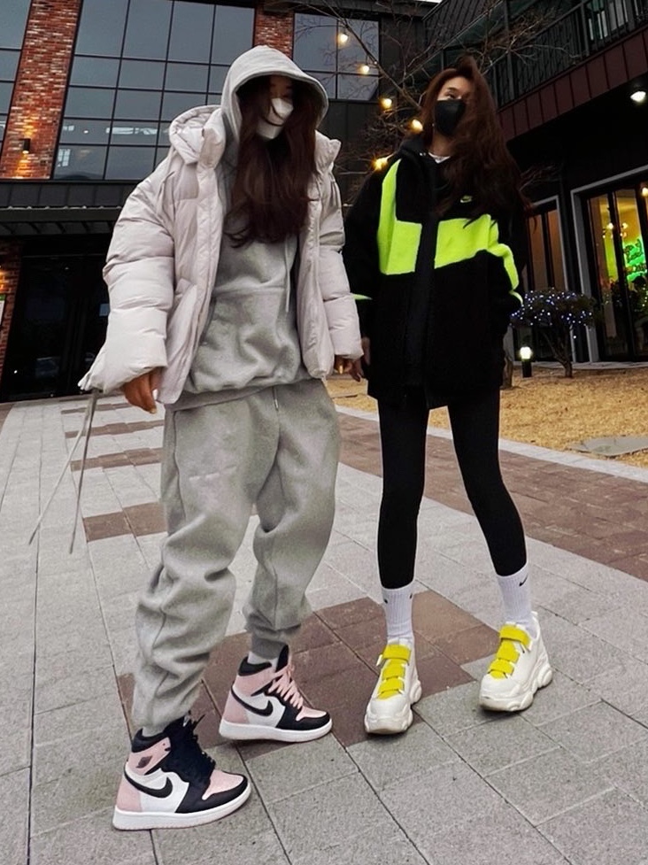 (W) Jordan 1 Retro High OG Atmosphere, Nike Big Swoosh Full Zip Jacket Black Volt 착용 스타일 - 1