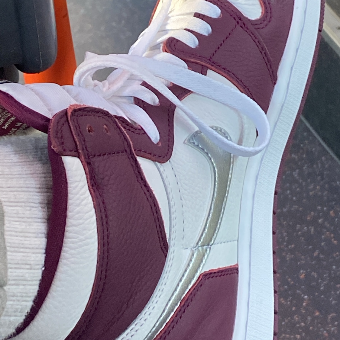 Jordan 1 Retro High OG Bordeaux 착용 스타일 - 2