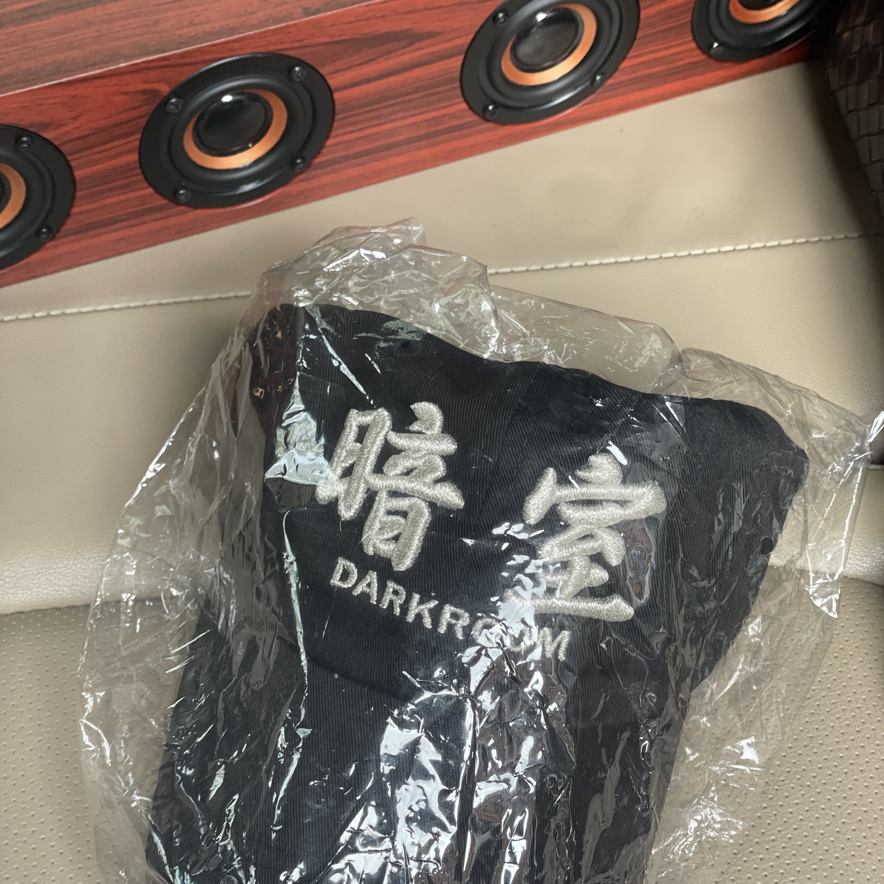 Darkr8m Studio Silver Logo Cap 착용 스타일