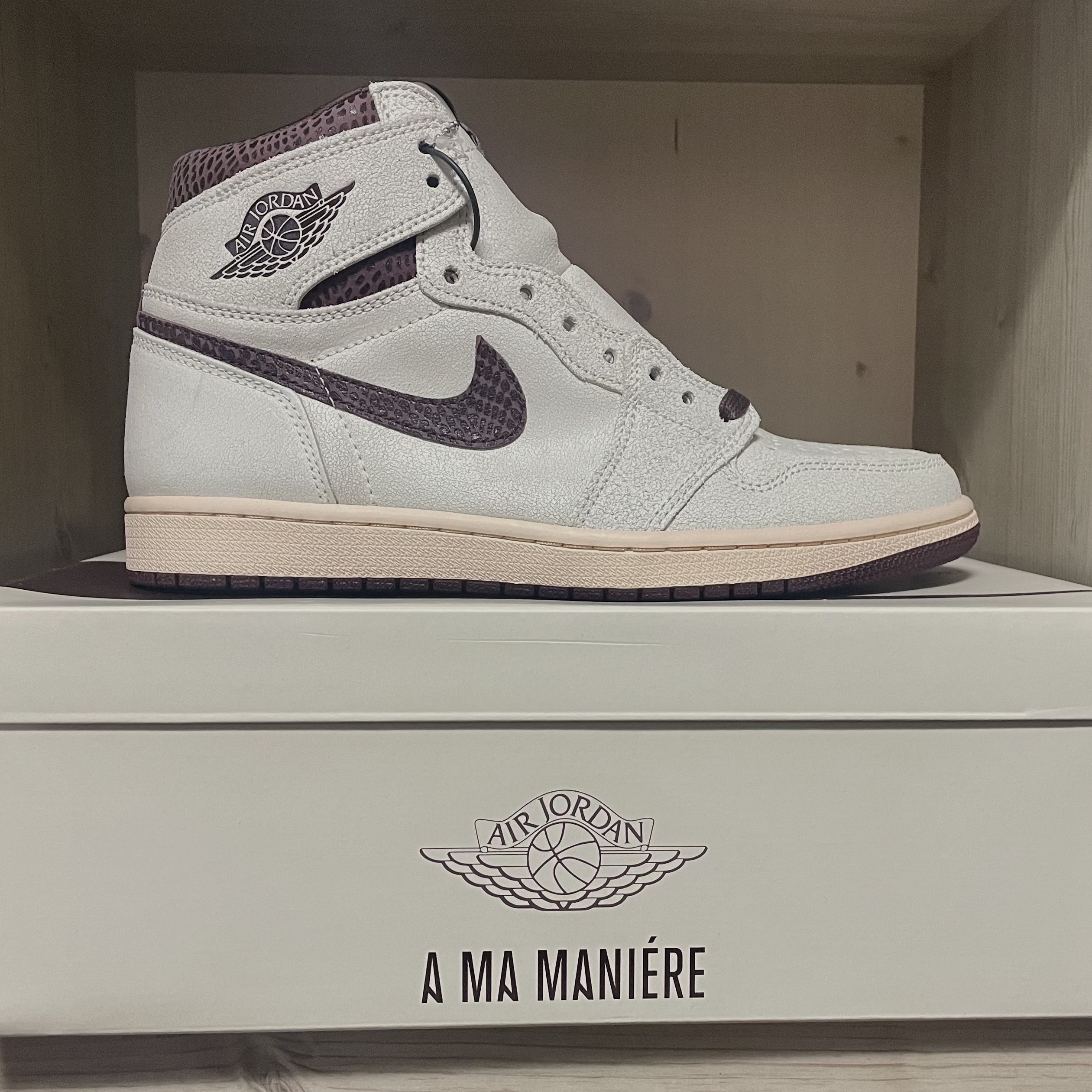 Jordan 1 x A Ma Maniere Retro High OG SP Sail and Burgundy 착용 스타일