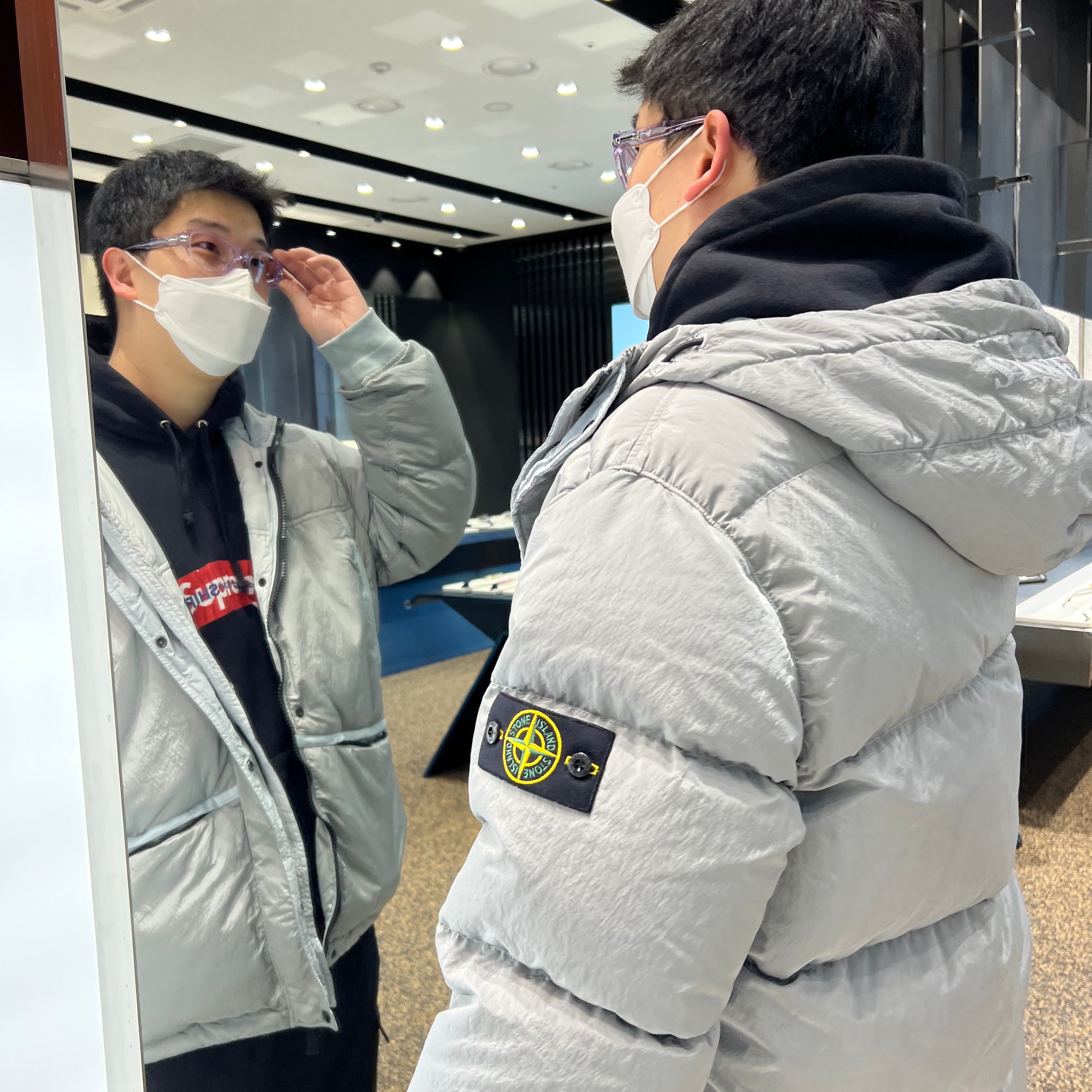 Stone Island 44508 Nylon Metal Down-TC Jacket Light Grey - 21FW, Supreme x Comme des Garcons Shirt Box Logo Hooded Sweatshirt Black - 17SS 착용 스타일