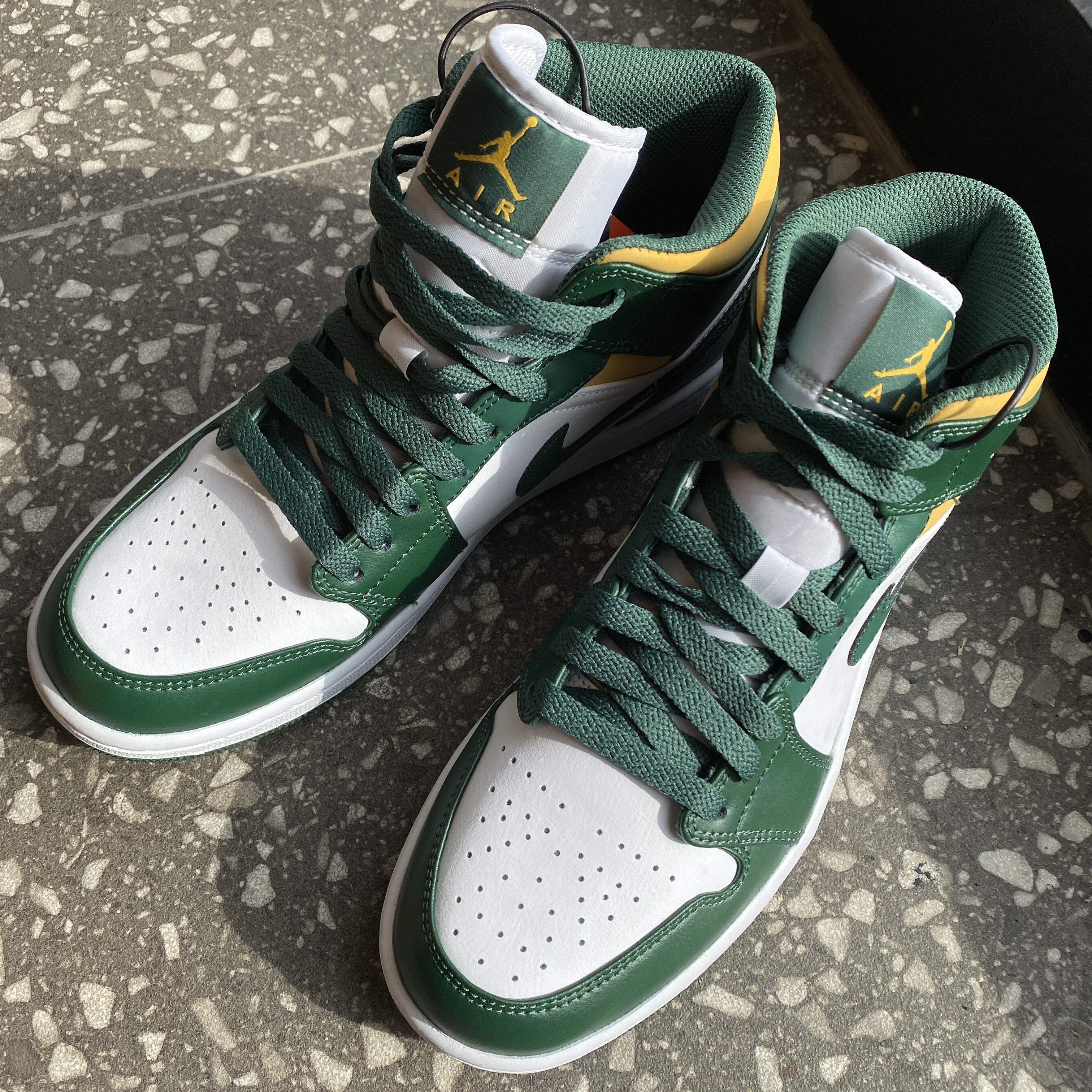 Jordan 1 Mid Sonics 2021 착용 스타일 - 1