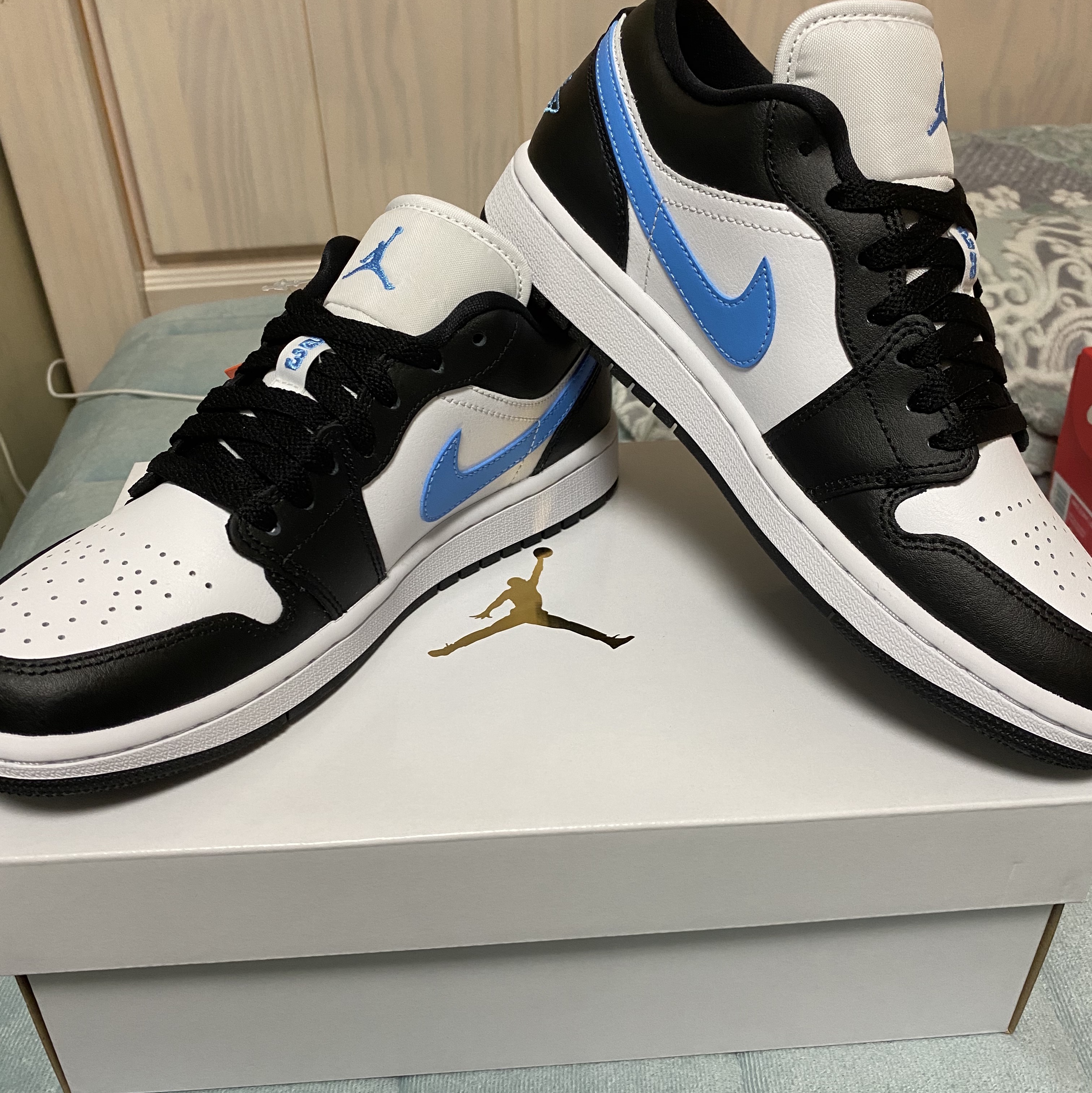 (W) Jordan 1 Low Black University Blue 착용 스타일 - 5