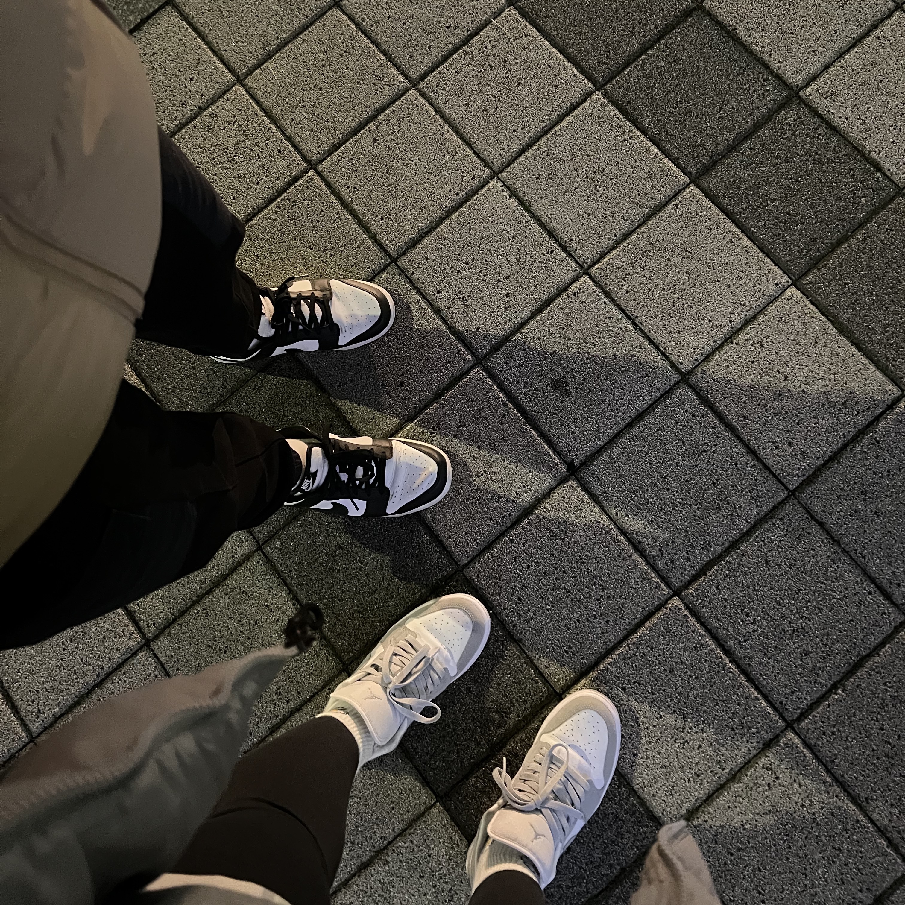 (W) Jordan 1 Low White Wolf Grey, Nike Dunk Low Retro Black 착용 스타일