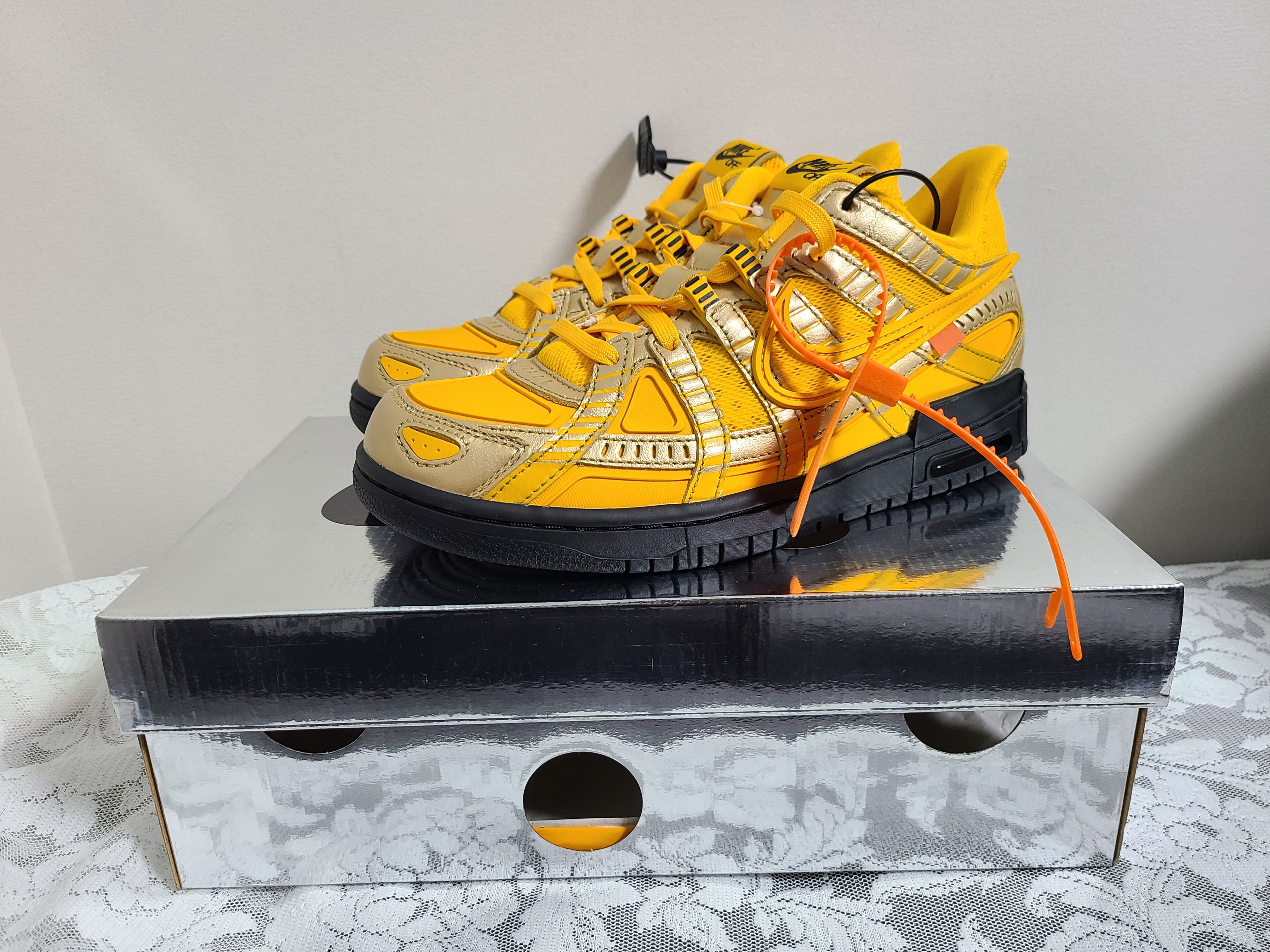 Nike x Off-White Air Rubber Dunk University Gold 착용 스타일 - 2