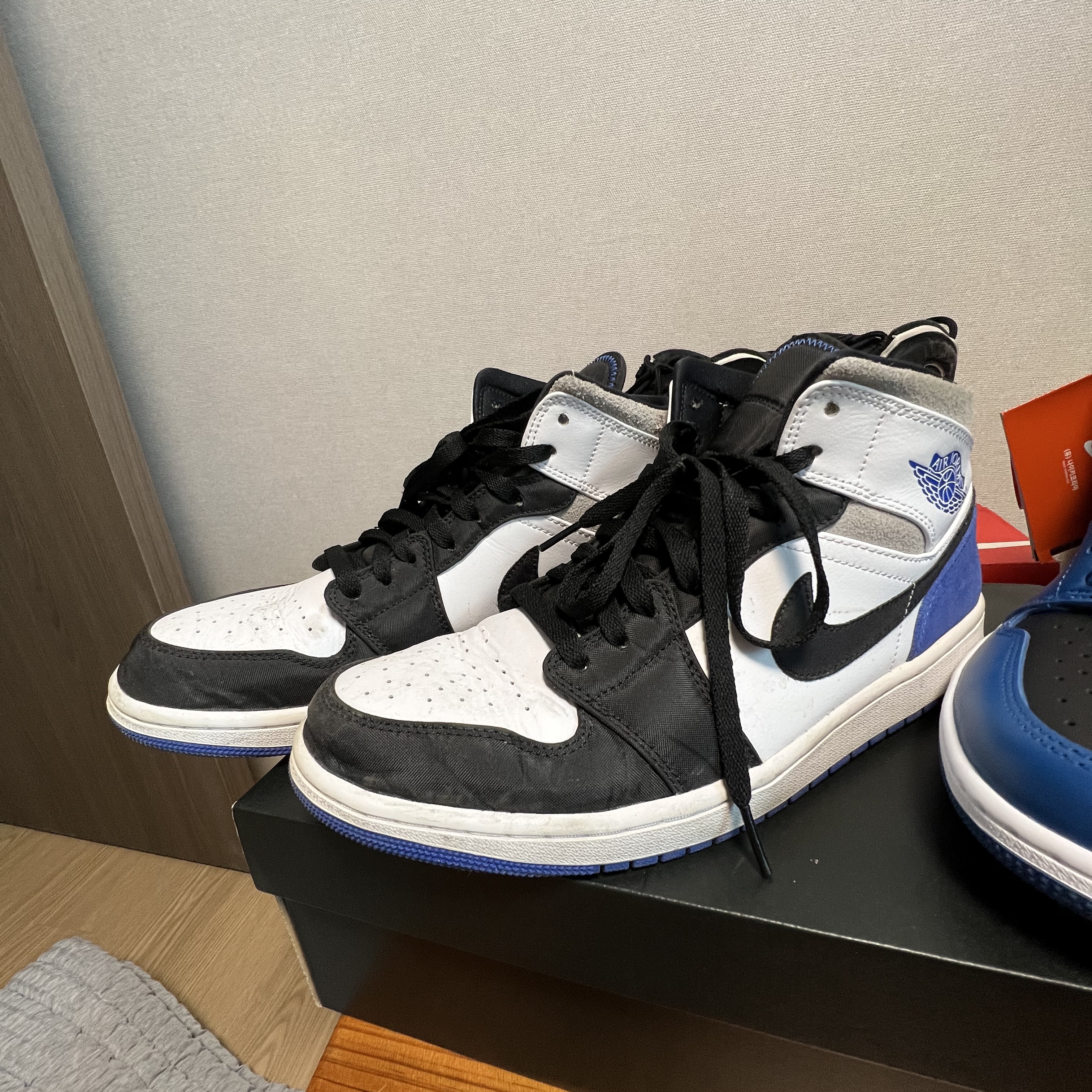 Jordan 1 Mid SE Hyper Royal, Jordan 1 Retro High OG Dark Marina Blue 착용 스타일 - 1