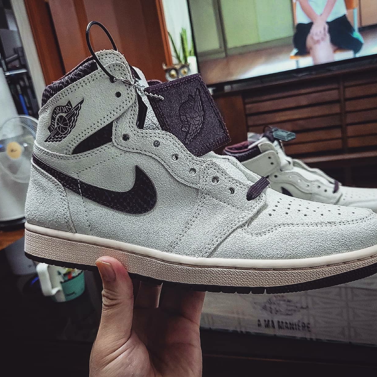 Jordan 1 x A Ma Maniere Retro High OG SP Sail and Burgundy 착용 스타일 - 1
