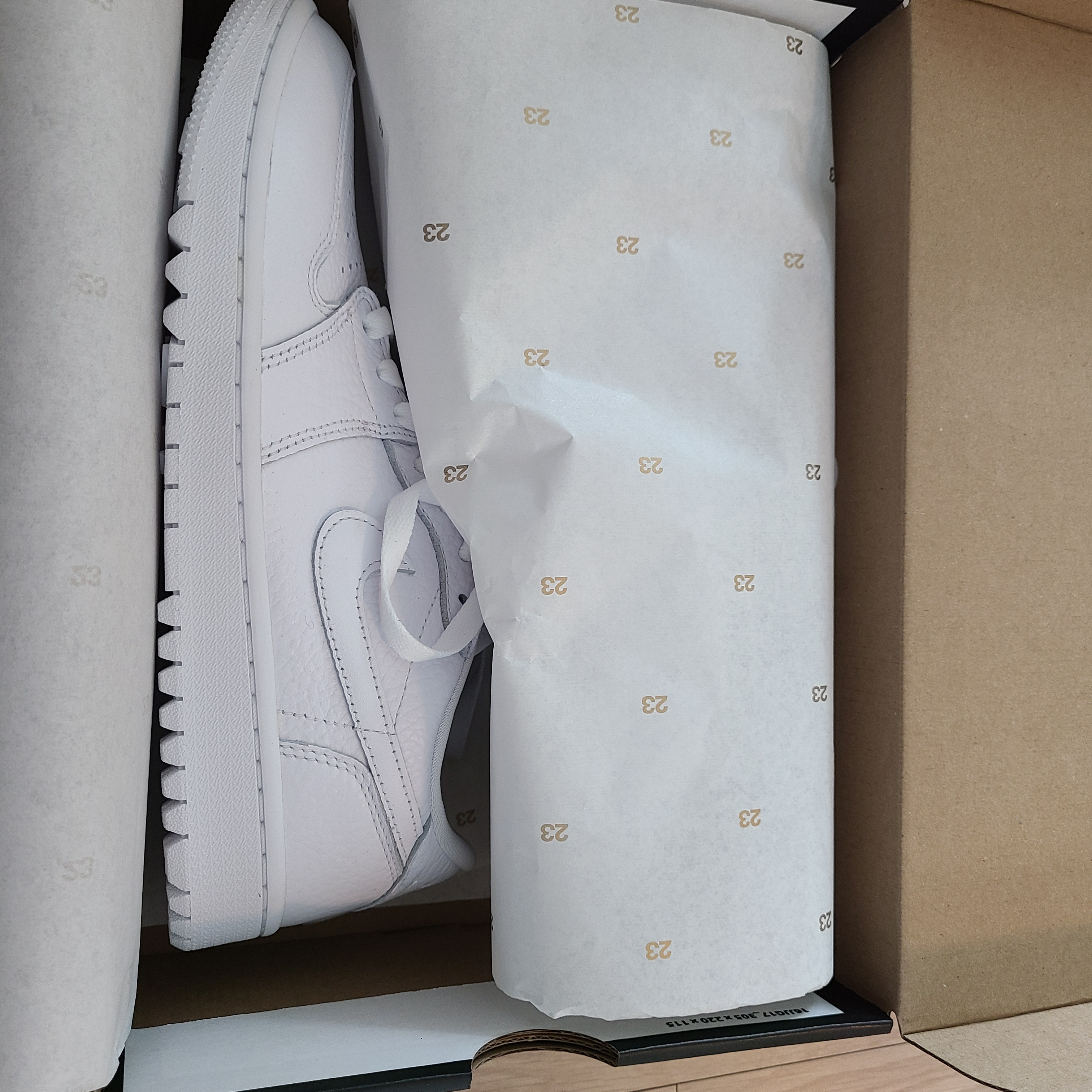 Jordan 1 Low Golf Triple White 착용 스타일 - 4