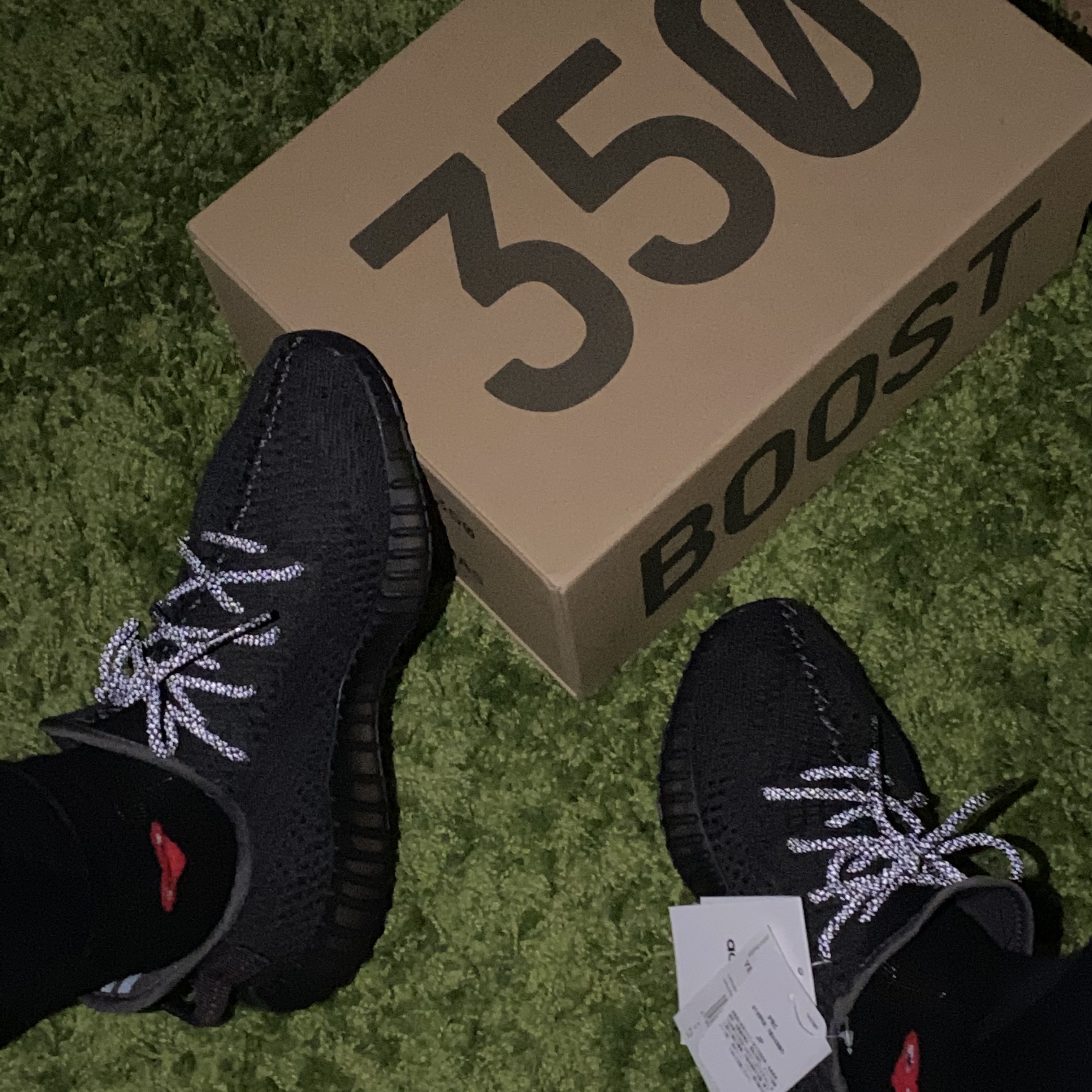 Adidas Yeezy Boost 350 V2 Black - Non-Reflective 착용 스타일